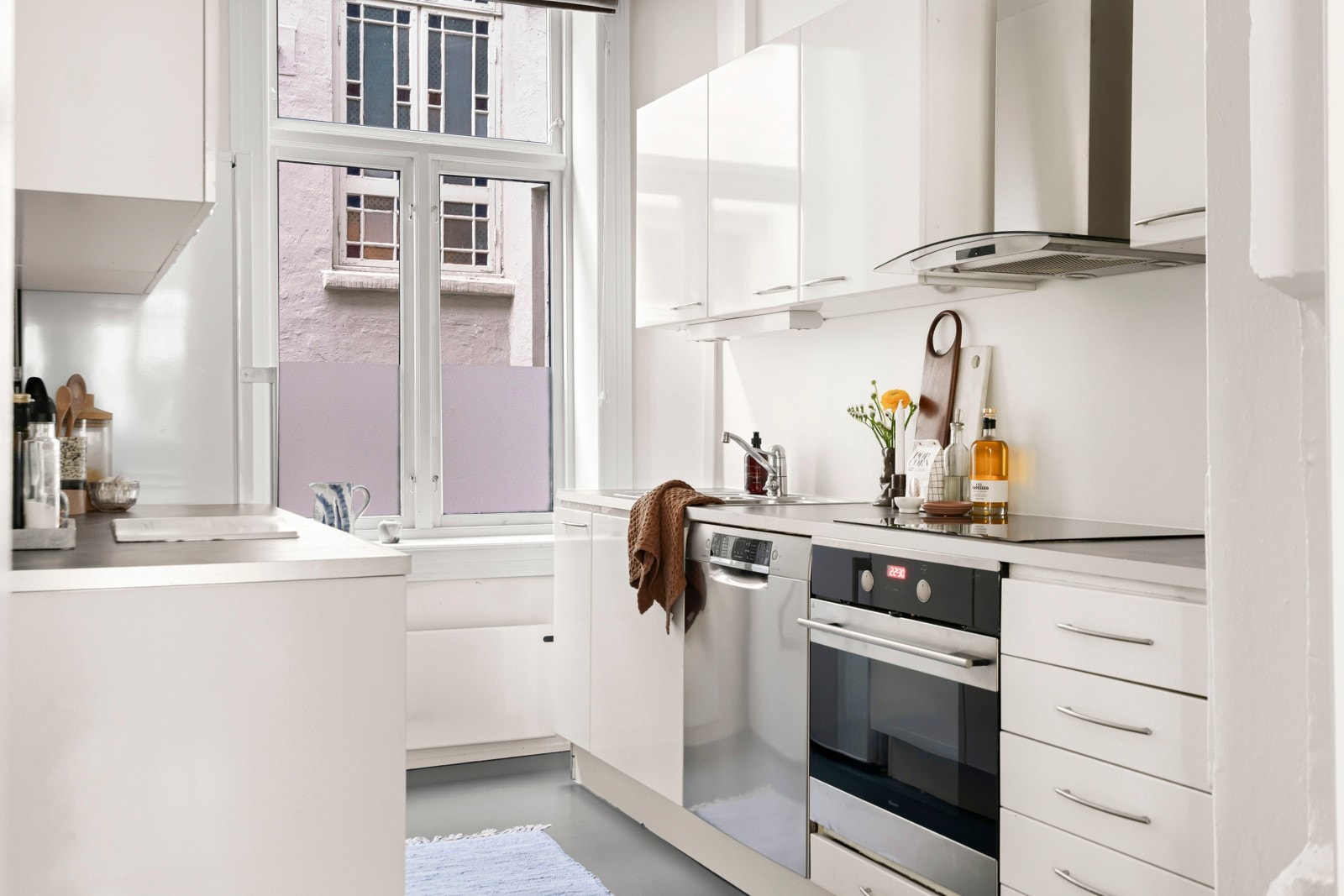 Tidløs kjøkkeninnredning oppusset i 2017 med glatte, folierte fronter og slitesterk benkeplate i laminat. Galleribilde