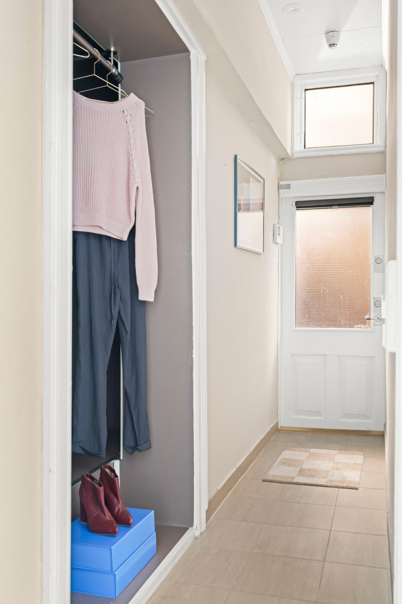 Praktisk inngangsparti med god garderobe og lagringsplass i nisjé. Galleribilde