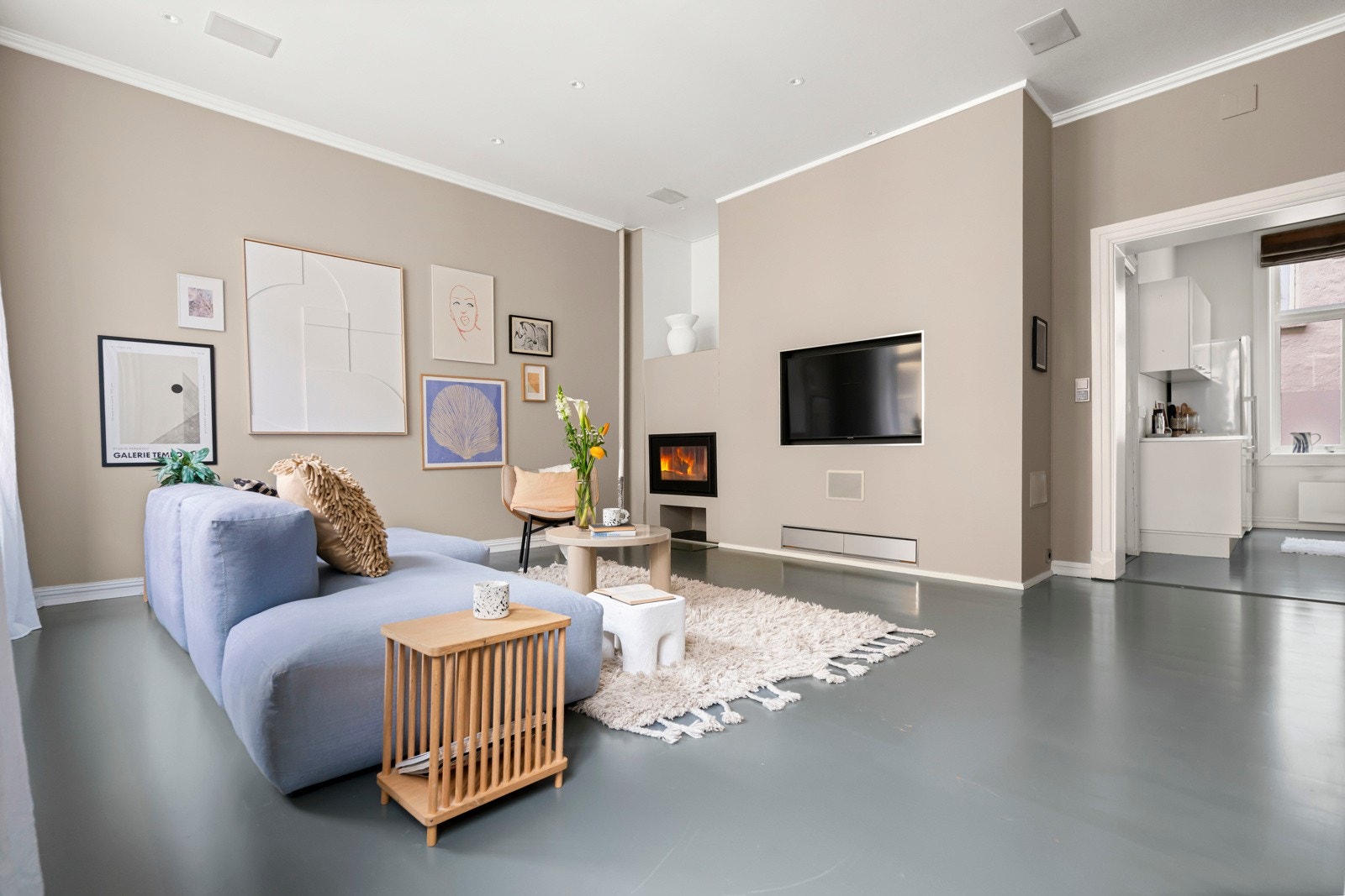 I stuen er det god plass til stor sofalounge med tilhørende møblement, hvor du kan lene deg tilbake i rolige omgivelser. Galleribilde