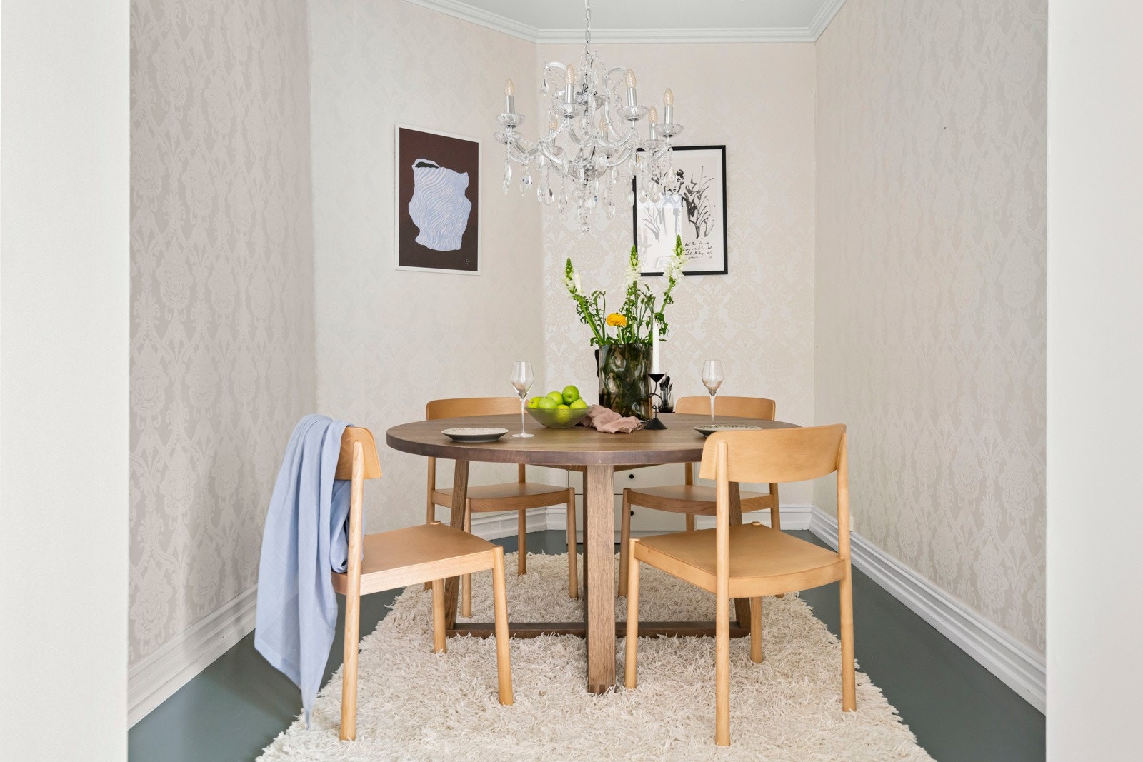 Egen spisestue med plass til flere gjester. Spisestuen åpner også opp for mulighet til ekstra soverom. Galleribilde