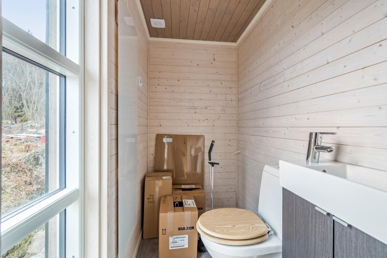 Et lite bad med plass til dusjkabinett. Vann, avløp og strøm er lagt klart for tilkobling. Galleribilde