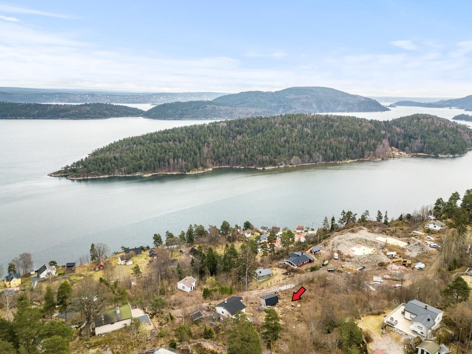 Dronebilde over området med Gråøya nærmest og Håøya i bakgrunnen. Galleribilde
