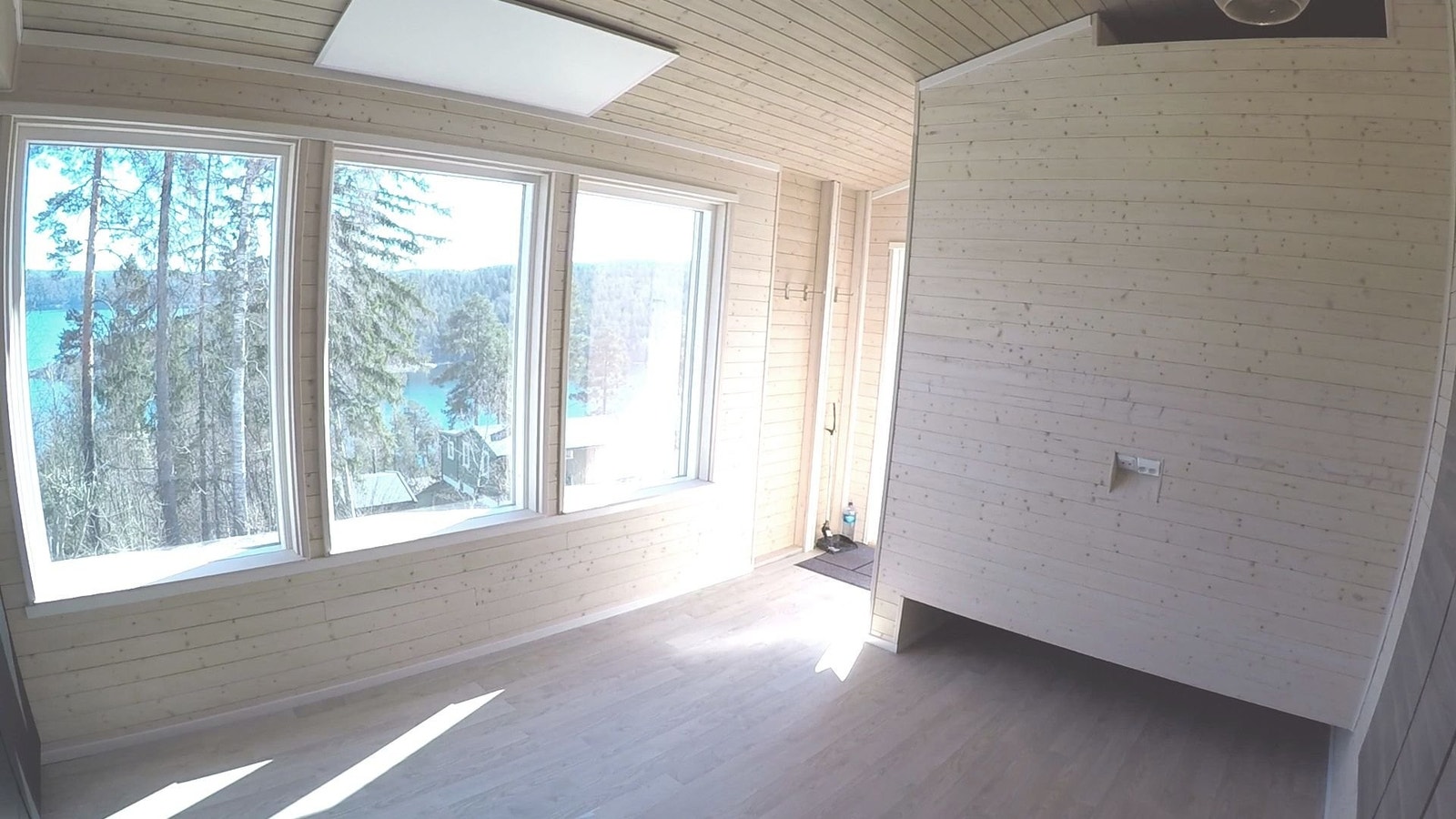 nnekset består av en stue/kjøkken og et lite bad. Under badet er det plass til en seng som kan trekkes frem ved behov. Galleribilde