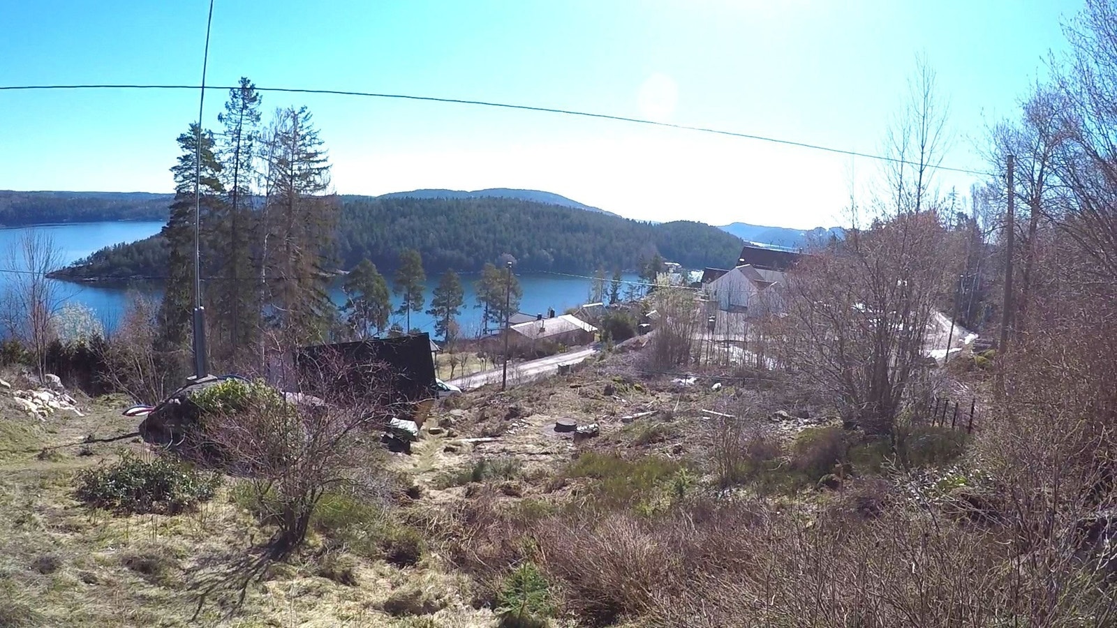 Stor tomt med god plass til å bygge. Galleribilde