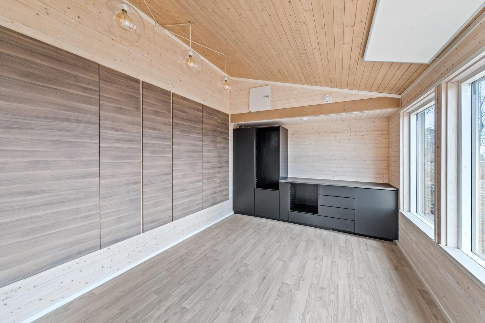 Kjøkkenskap står klart. På venstre side er det skap med god plass til oppbevaring. Galleribilde