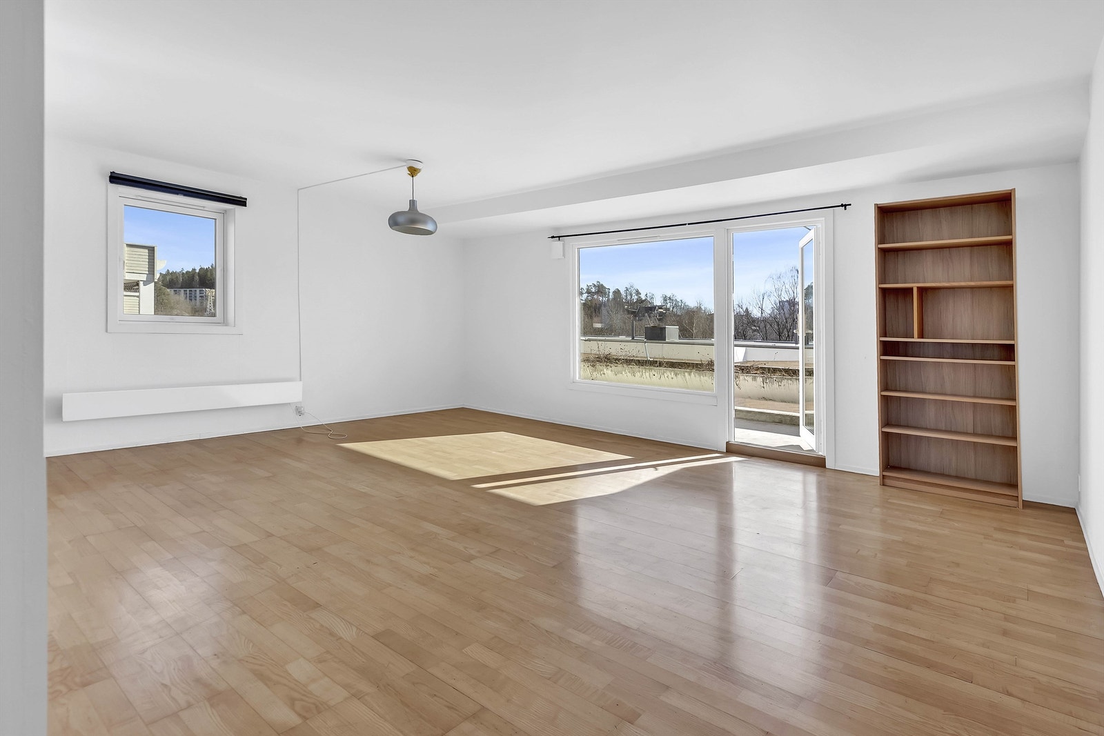 Lys og luftig stue med store vindusflater som gir masse naturlig lys. Stuen har god plass til sofa, tv-benk, skjenk etc. Galleribilde