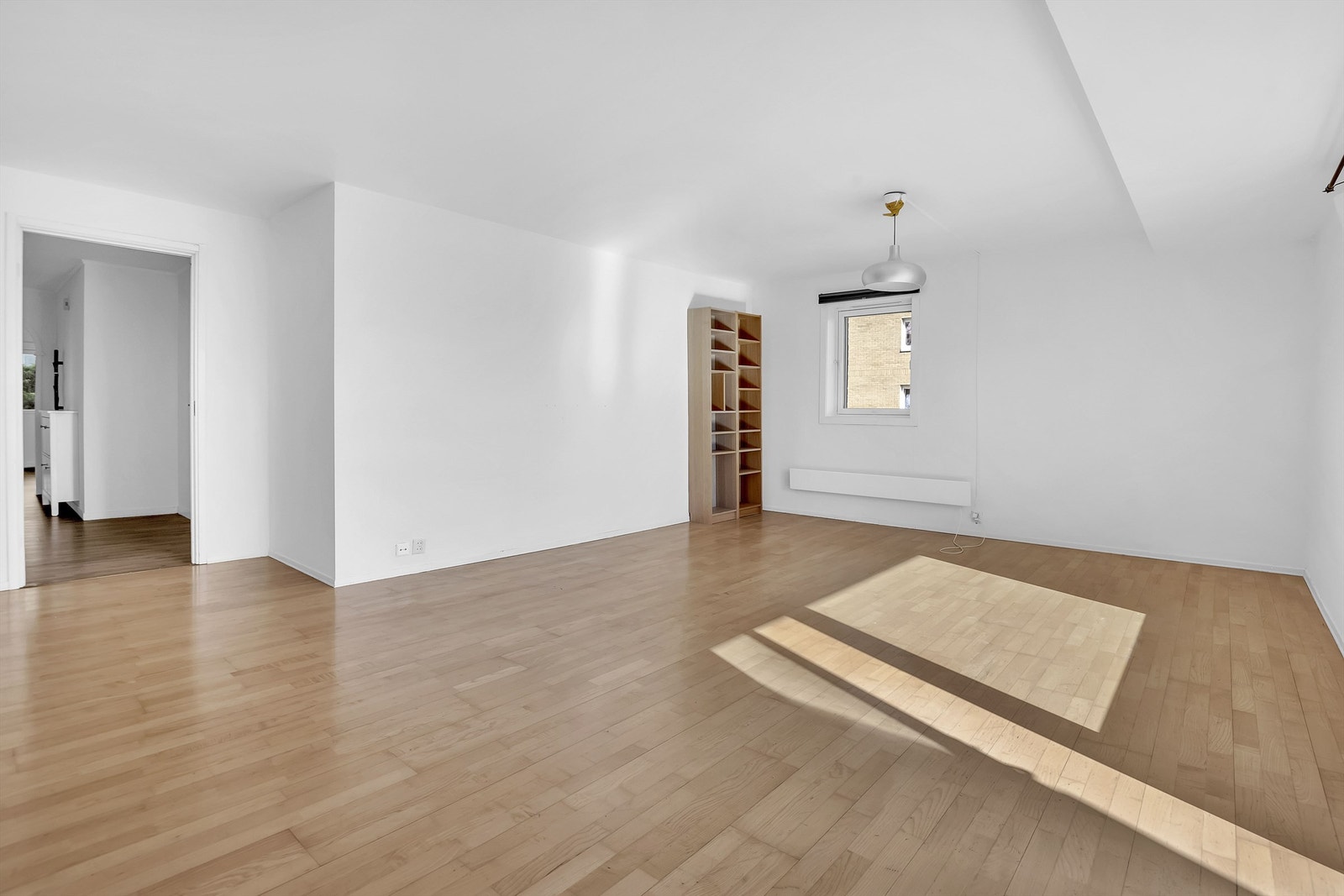 Her er det god plass til både spisestue og sofahjørne. Galleribilde