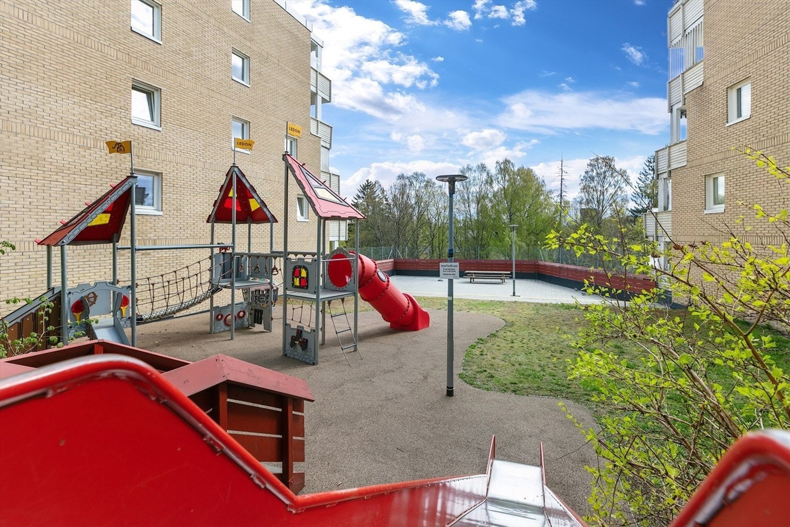 Lekeplass på sameiets eiendom. Galleribilde