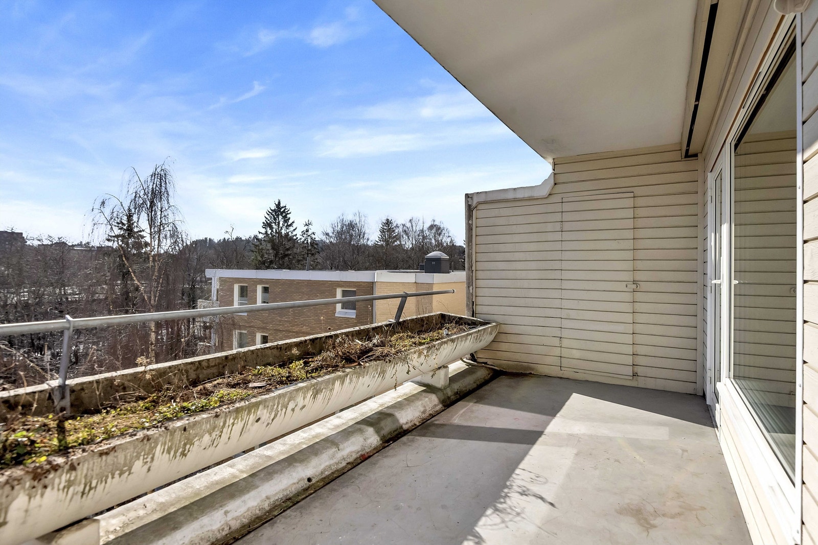 Leiligheten har to uteplasser. Her er balkongen vendt mot syd-øst. Galleribilde