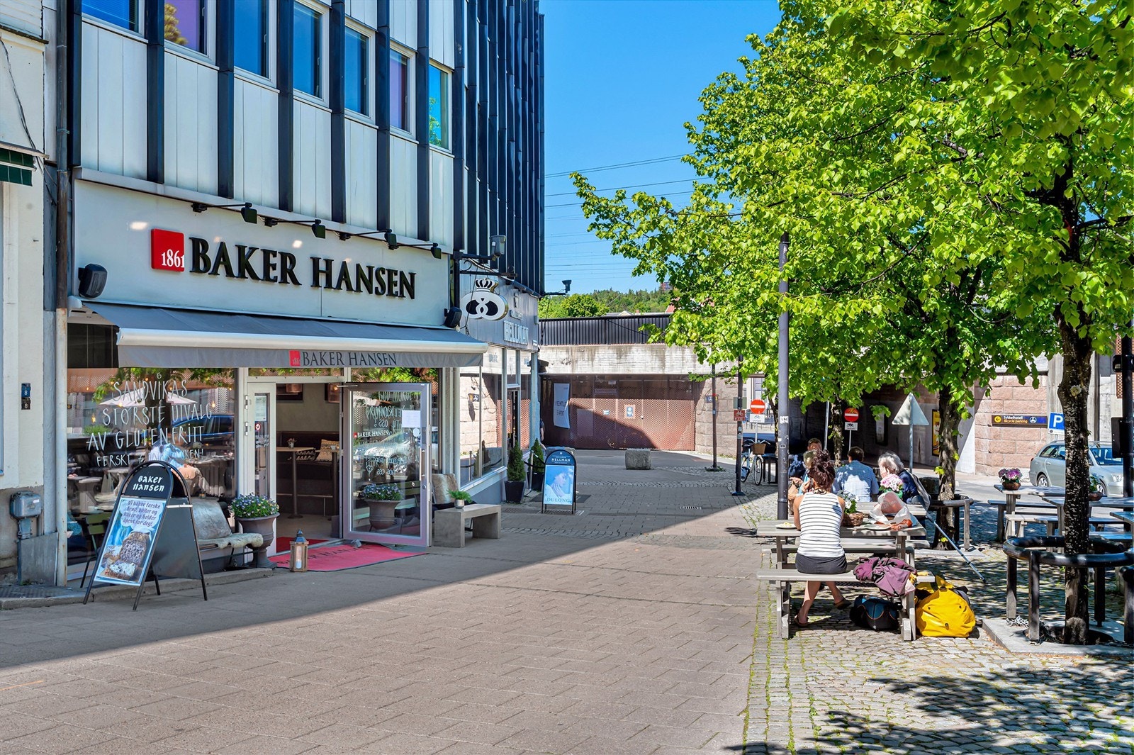 Sandvika sentrum ligger kun en spasertur fra leiligheten. Galleribilde