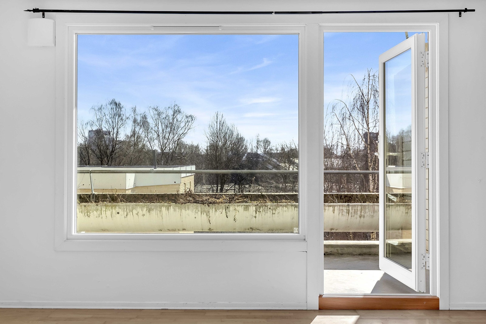 Direkte utgang fra stuen til balkong. Galleribilde