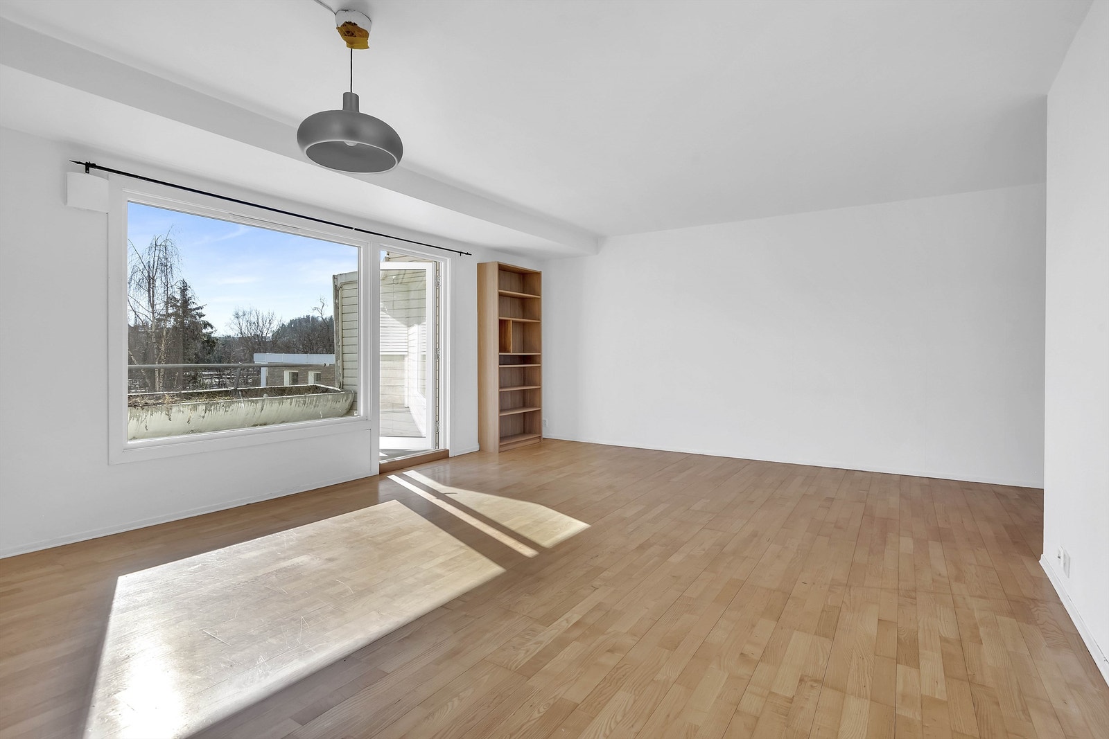 Store vindusflater sørger for å slippe inn rikelig med lys. Galleribilde