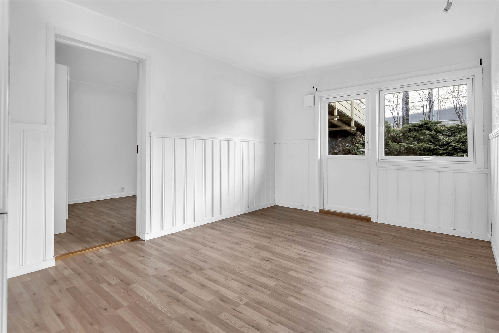 Utgang til uteplass nr. 2 fra kjøkken/spisestue. Galleribilde