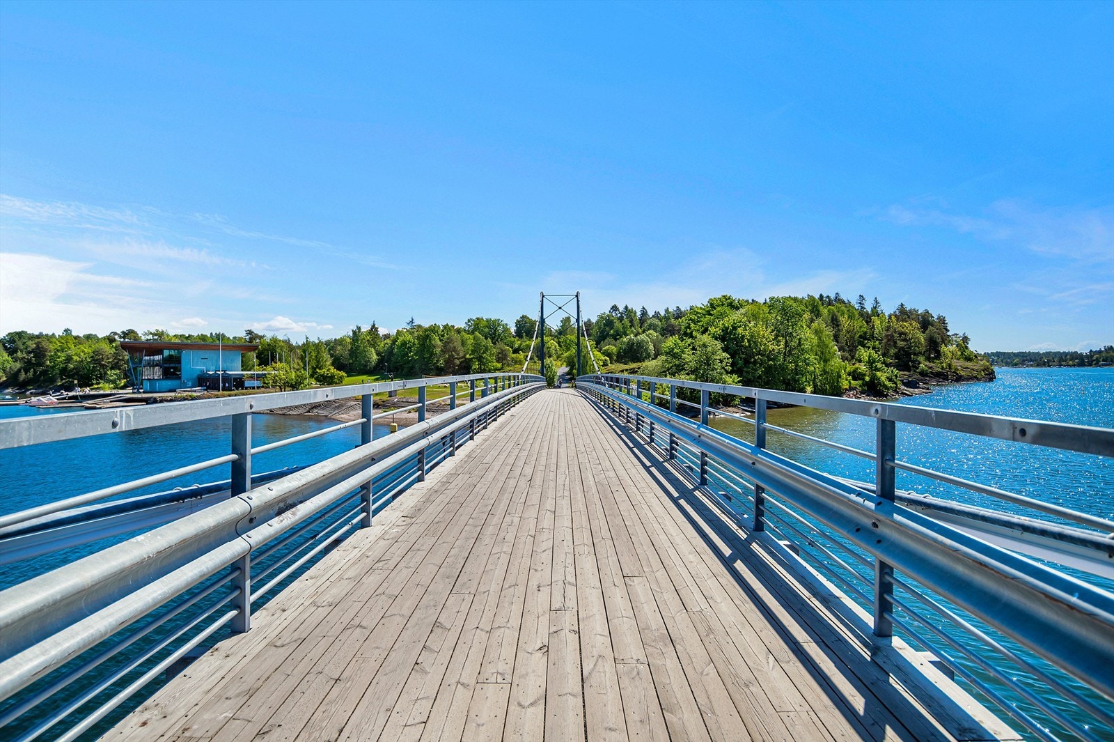 Kalvøya er et flott turmål, med strender på sommerstid og frodige grøntområder. Galleribilde