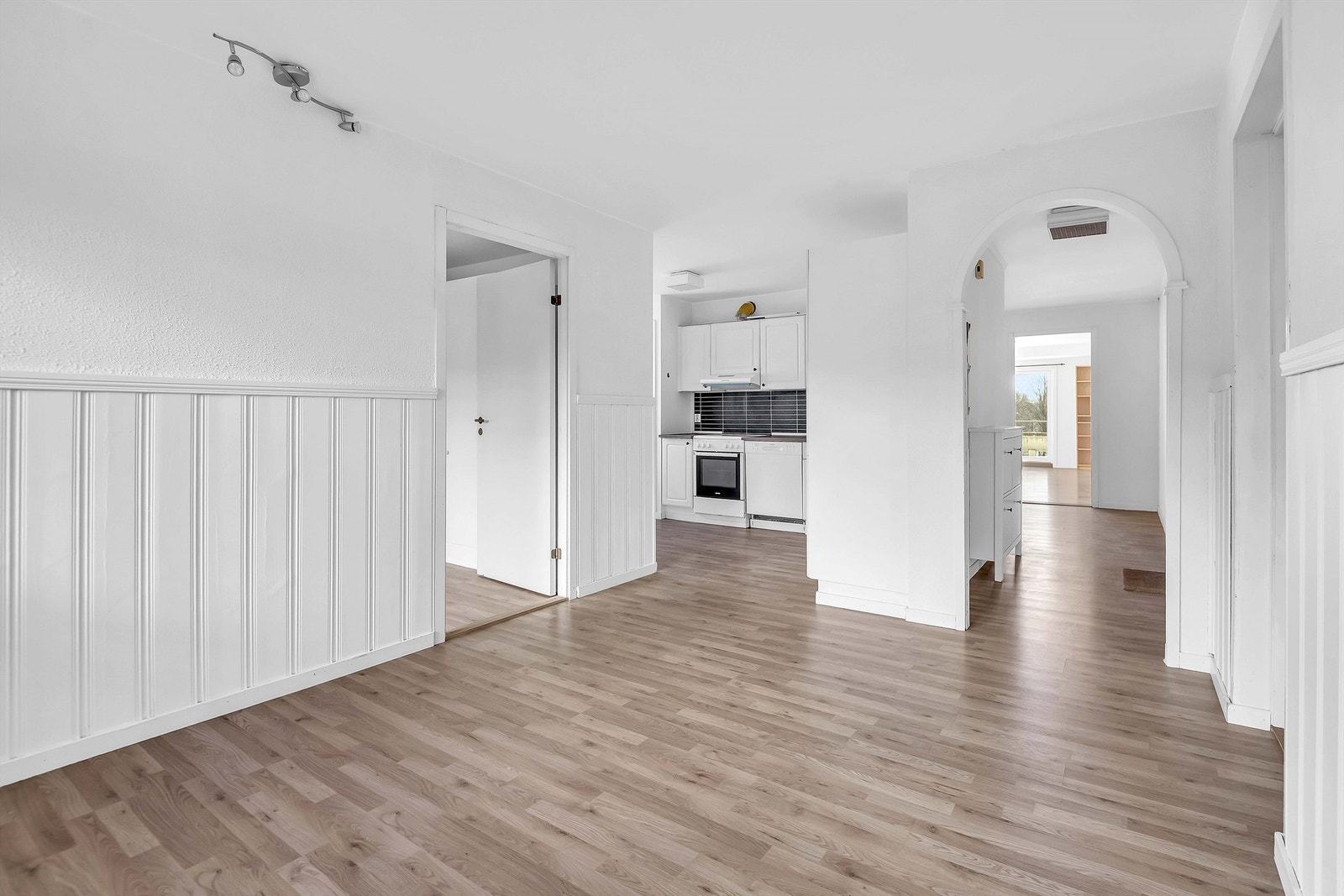 Her er det god plass til spisebord og stoler, perfekt for både hverdagsmiddager og sosiale sammenkomster. Galleribilde