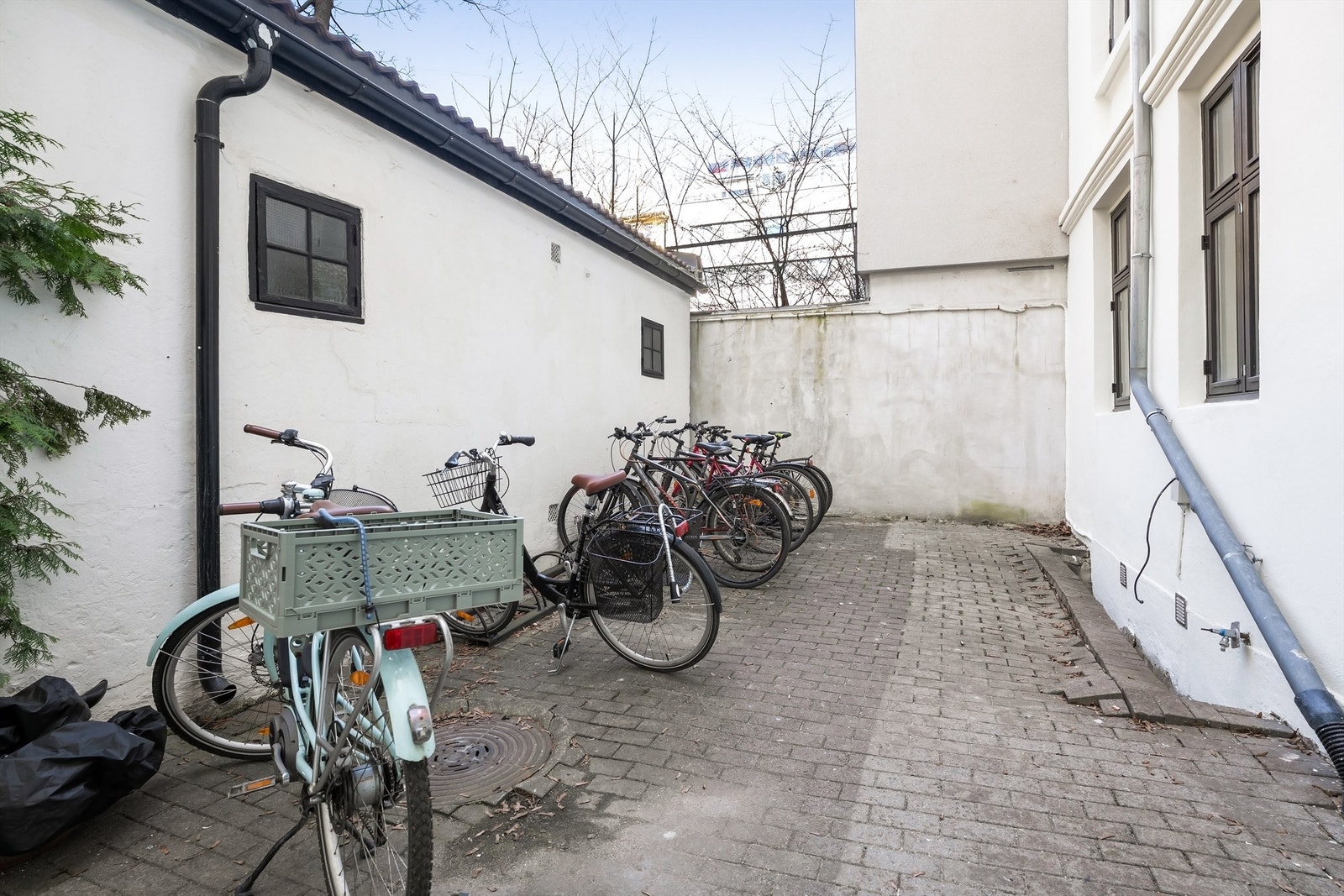 Felles sykkelparkering for sameiet i bakgård. Galleribilde