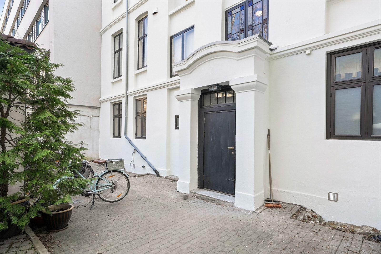 Inngang til trappoppgang til leiligheten fra bakgård. Galleribilde