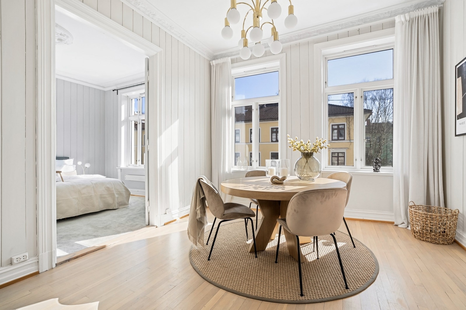 Store vinduer og klassiske detaljer gir rommet et herskapelig særpreg. Galleribilde