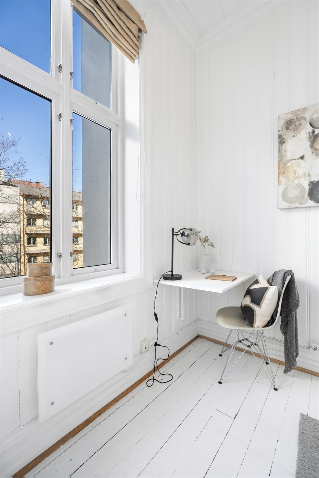 Store vindusflater som vender mot bakgård. Dette sikrer rommet rikelig med naturlig lys. Galleribilde