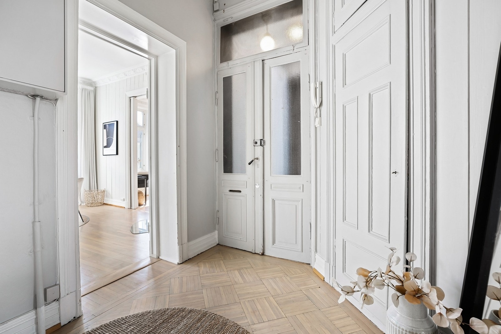 Stor og romslig entré med plass til å henge fra seg ytterklær og skotøy. Det er også en praktisk plassbygd bod i entré for oppbevaring. Leiligheten har adkomst via felles trappoppgang med calling anlegg, samt dobbel entrédør med klassisk design. Galleribilde