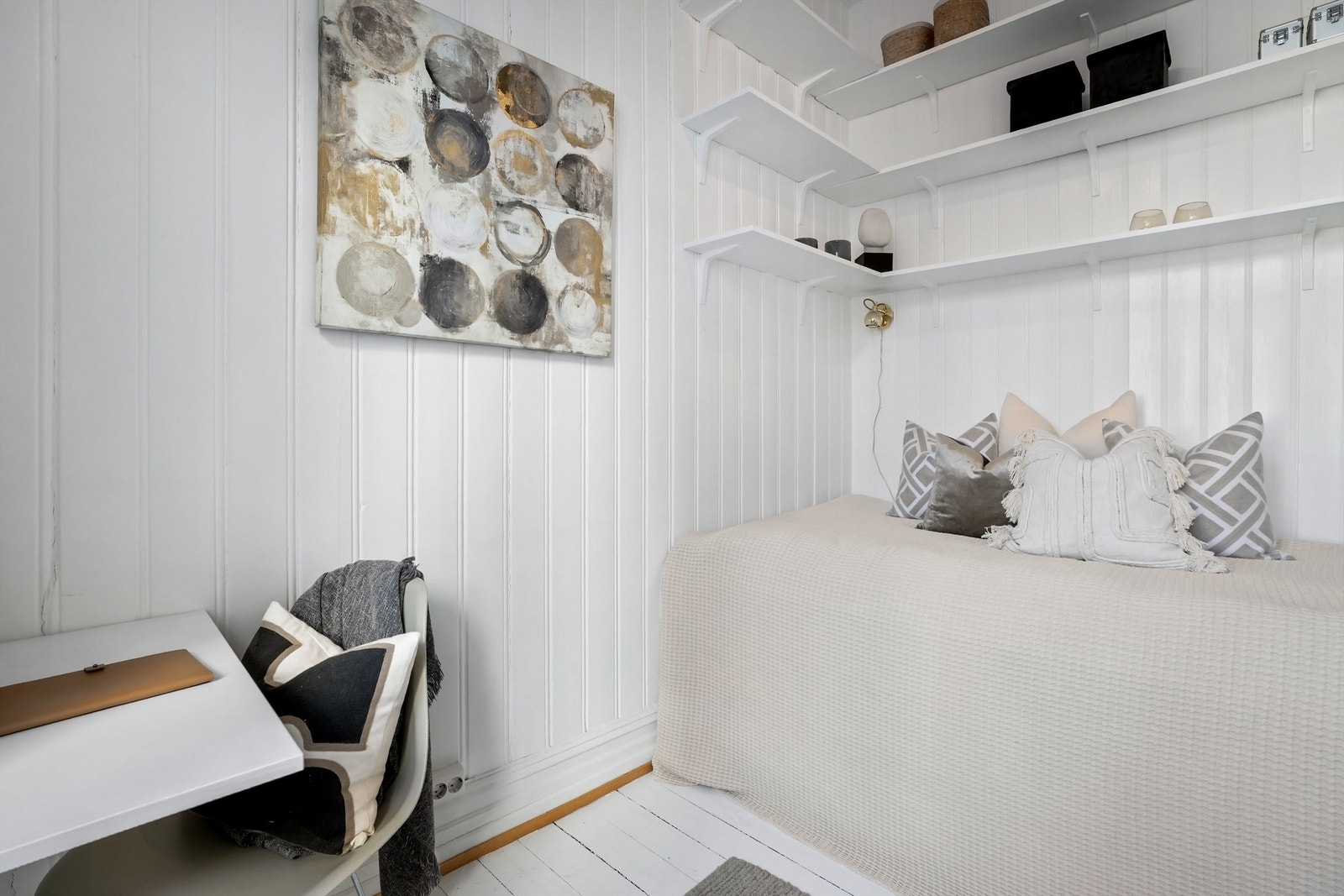 Soverom 2 er også av god størrelse med plass til seng og tilhørende nattbord. Her er det plassbygget seng med hyller over som gir rommet gode oppbevaringsmuligheter. Galleribilde