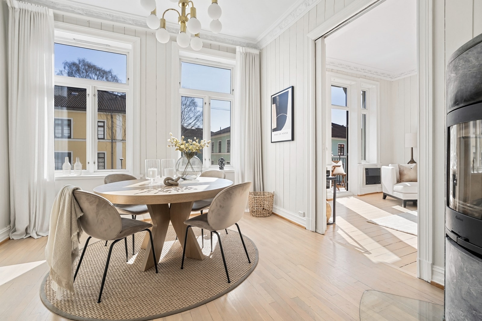 Spisestue med god plass til spisegruppe. Galleribilde