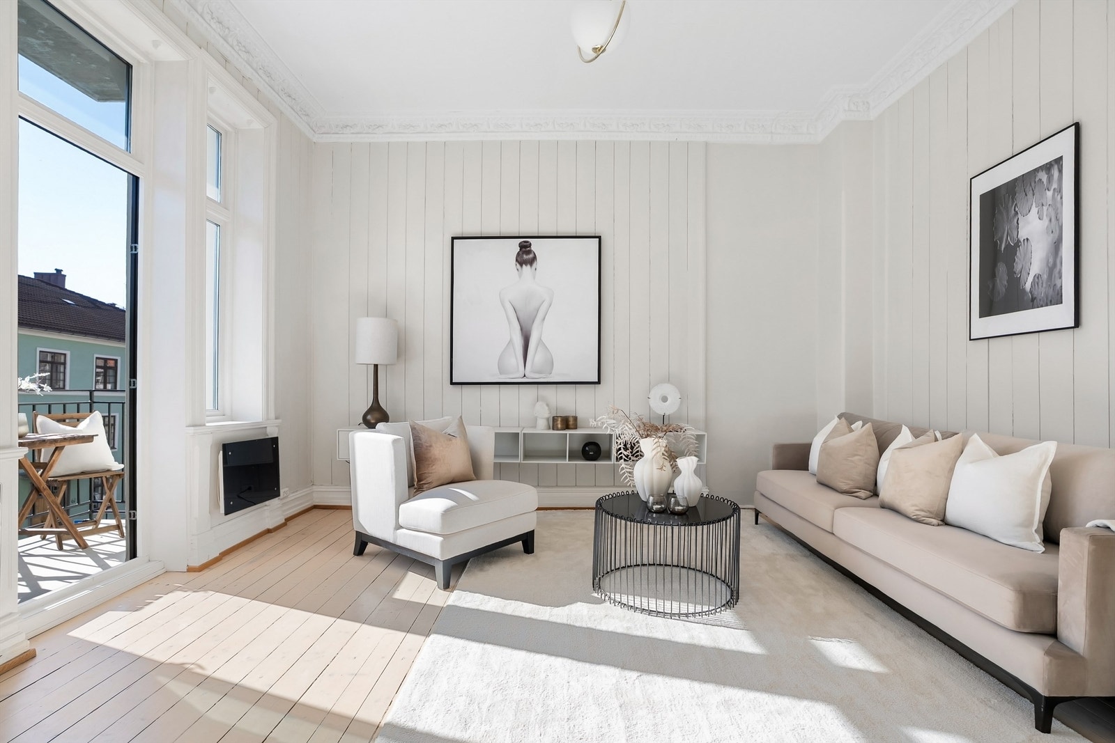 Stor og romslig stue med plass til sofagruppe med tilhørende salongbord. Her er det også plass til tv-benk i tilknytning sofa. Galleribilde