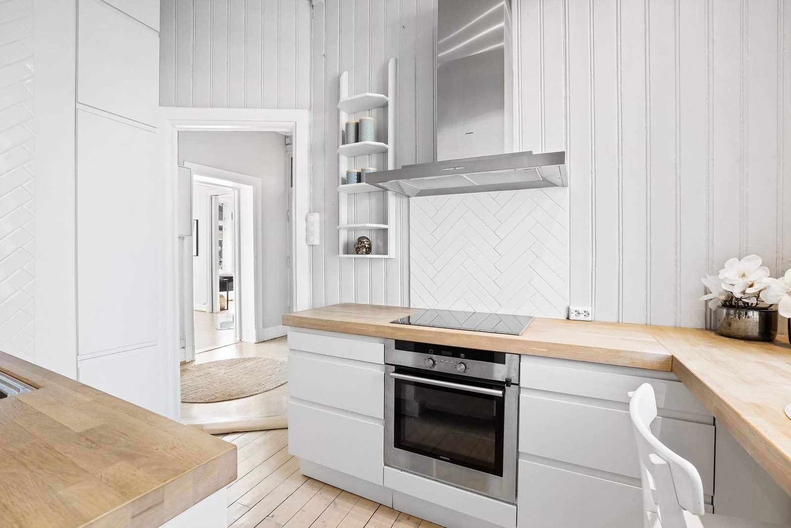 Videre er det integrert stekeovn og platetopp. Galleribilde