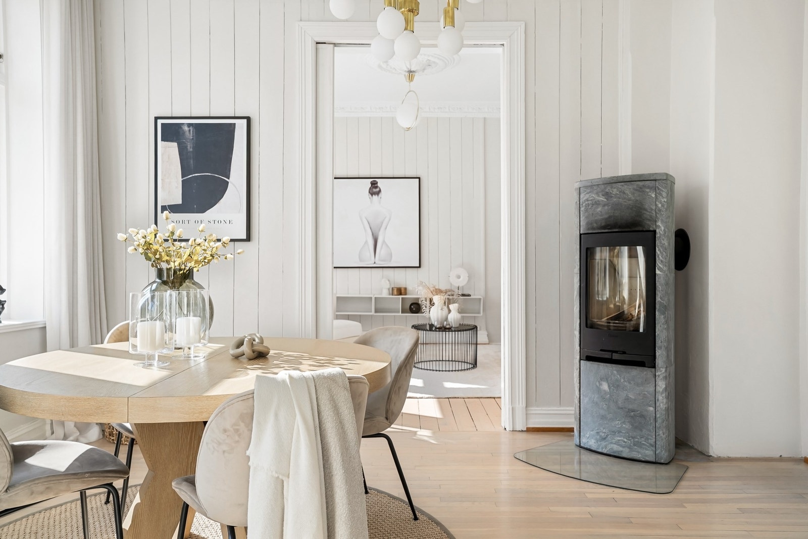 I tilknytning spisestuen er det peis som tilfører en lun atmosfære. Galleribilde