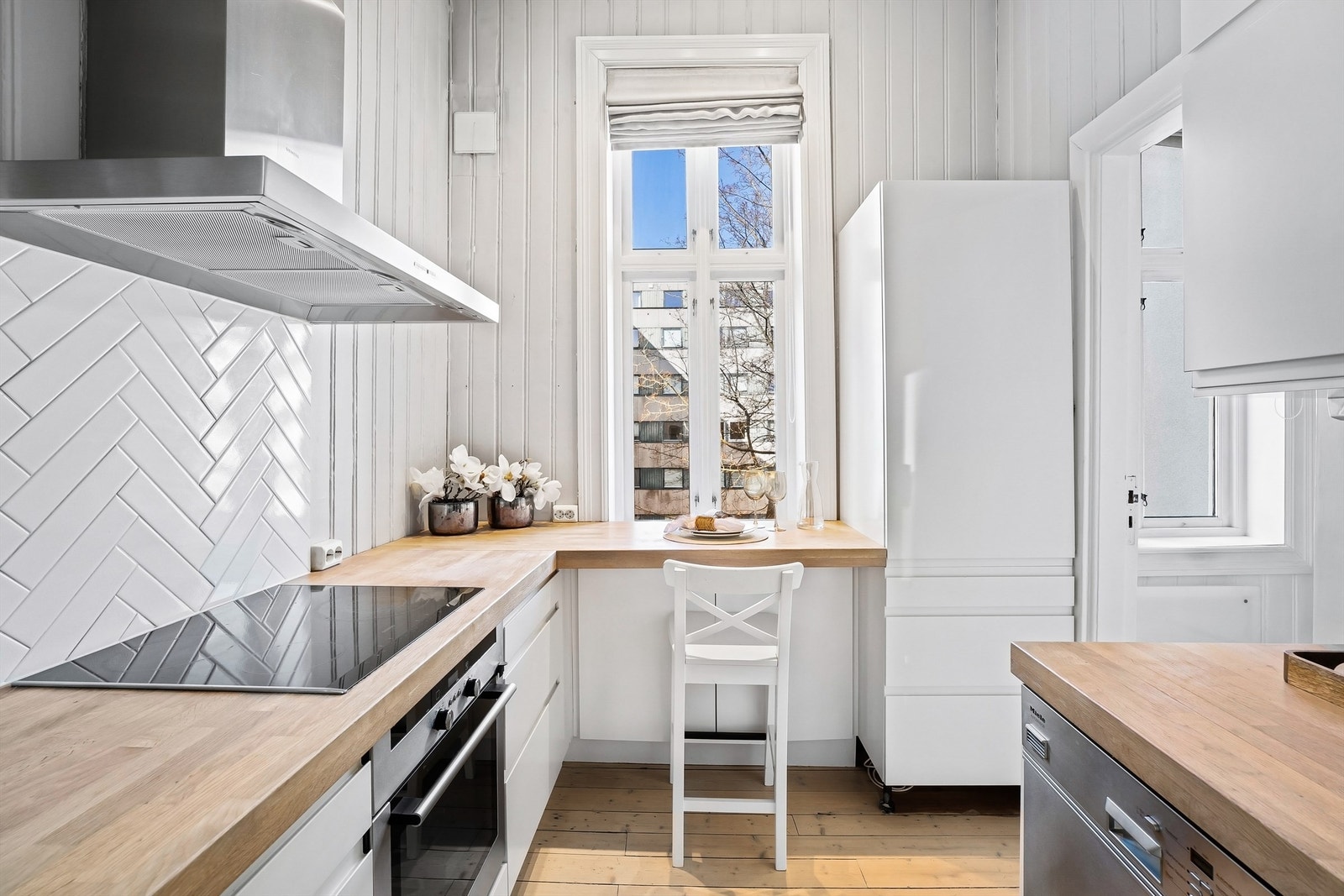 Videre er det kjøleskap med frys, samt oppvaskmaskin under kjøkkenbenk. Galleribilde