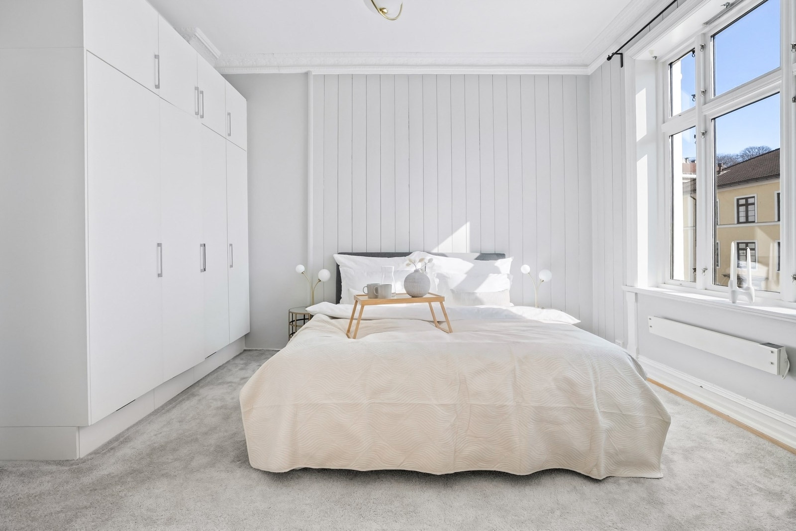 Stort soverom med god plass til dobbeltseng med tilhørende nattbord. Galleribilde