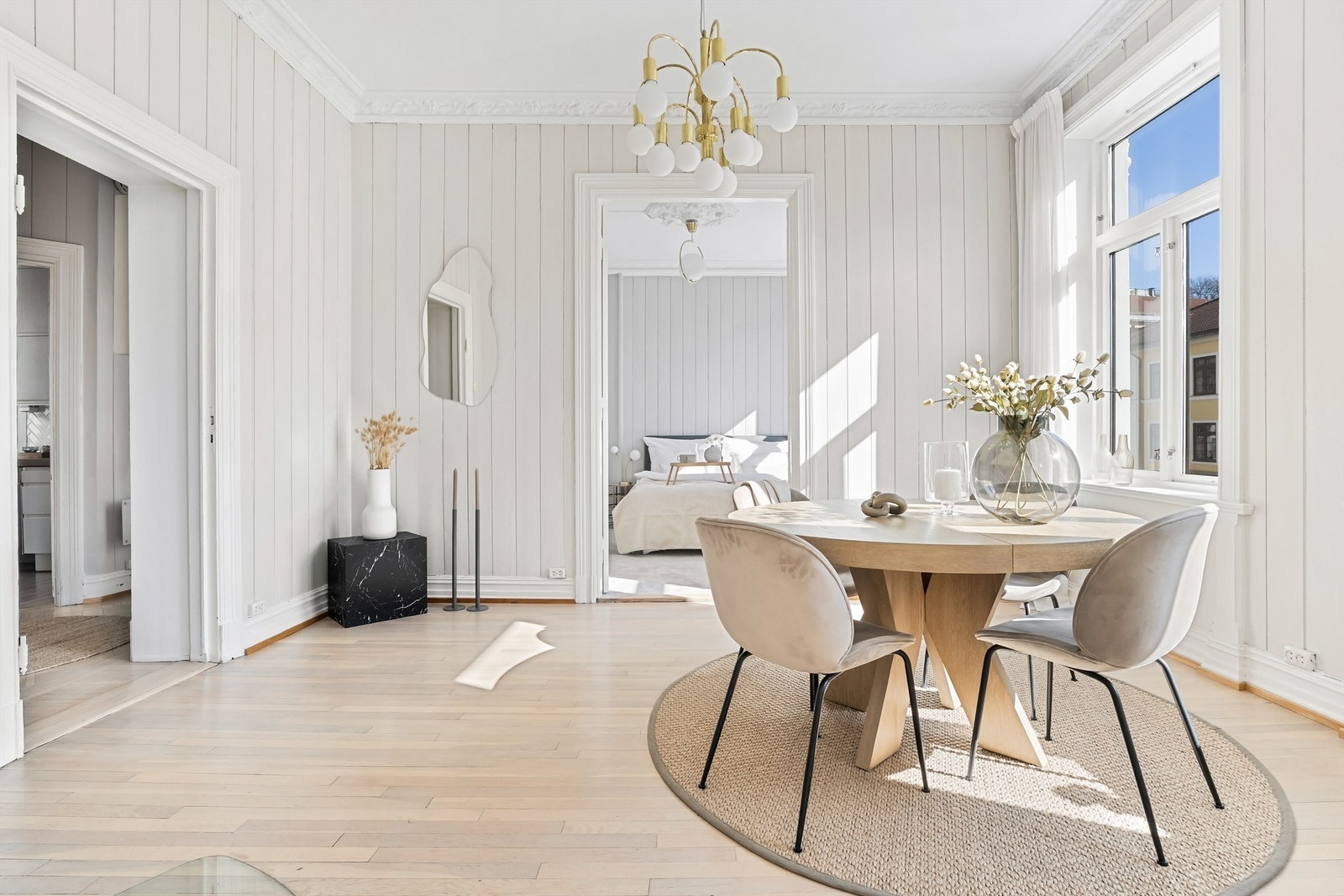 Leiligheten har to stuer som gir leiligheten et sosialt preg, og en god romfølelse. Galleribilde