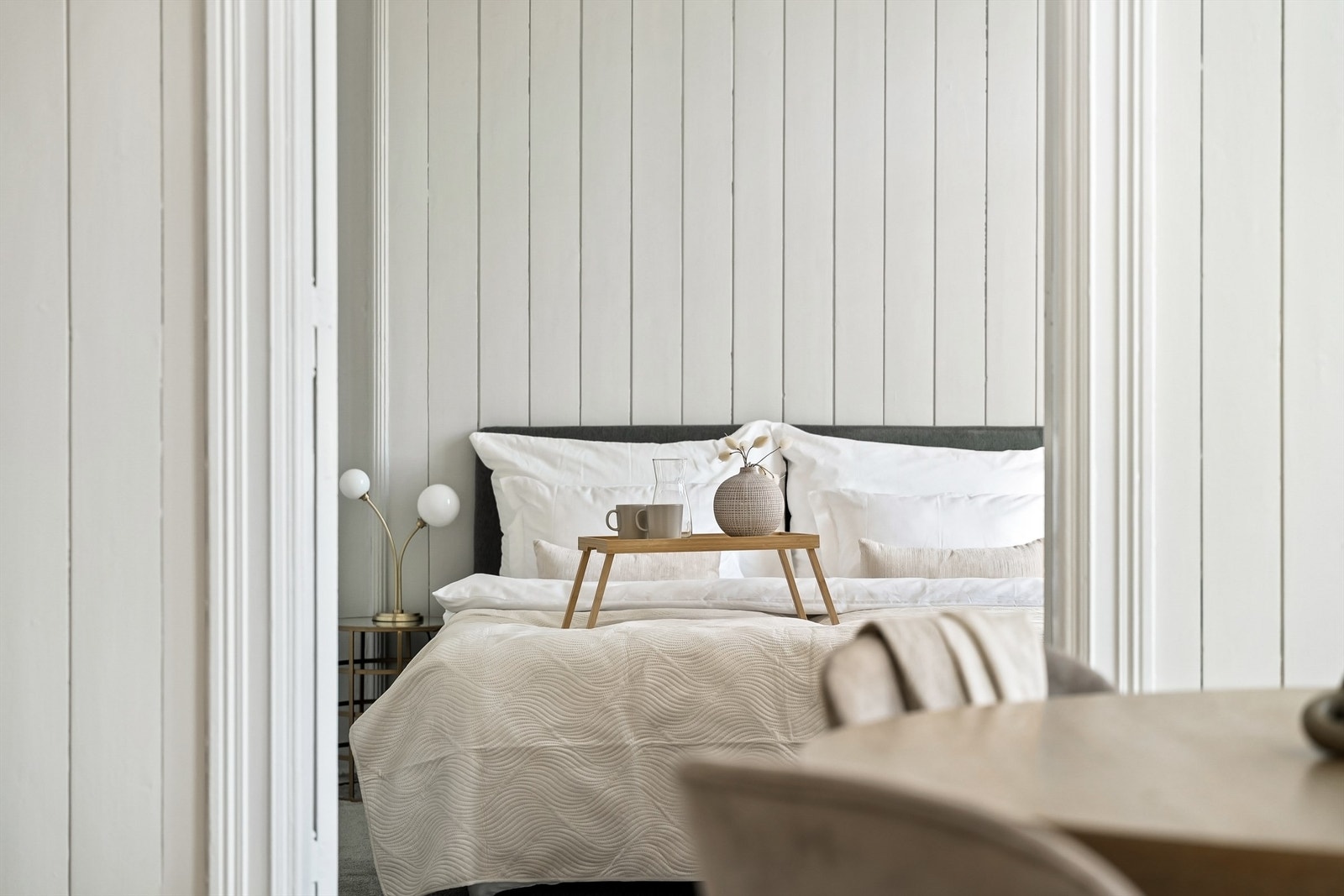 Detaljer fra spisestue og inn til soverom. Galleribilde