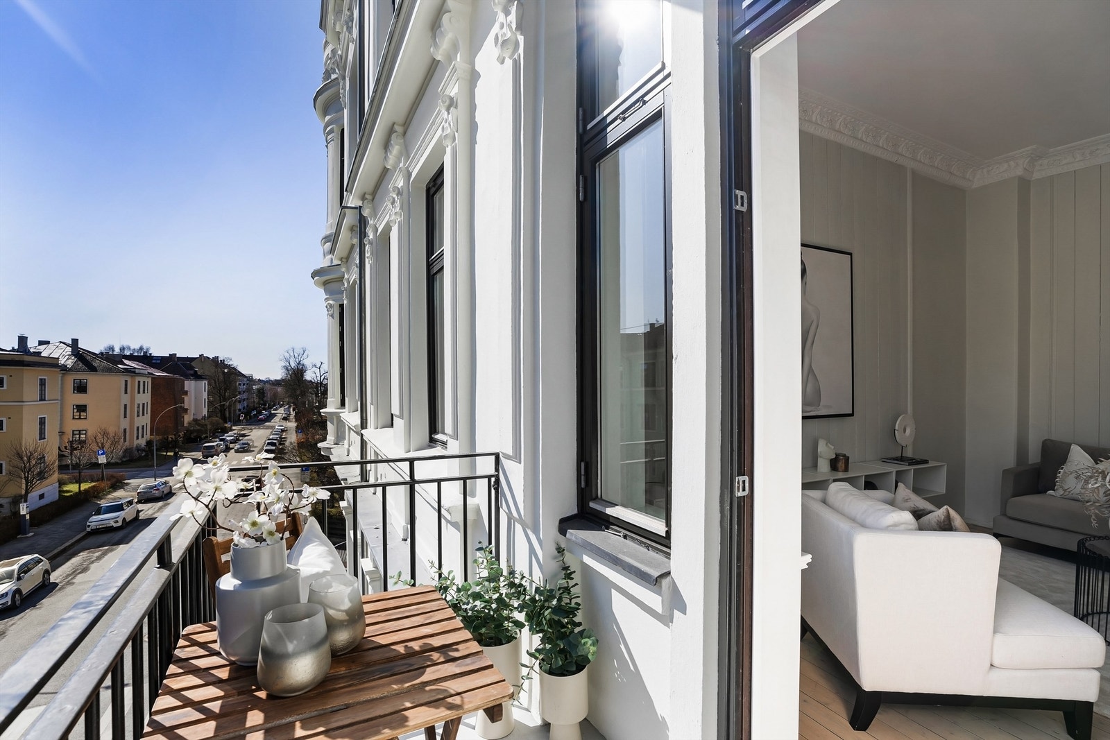 Idyllisk balkong med plass til sittegruppe. Galleribilde