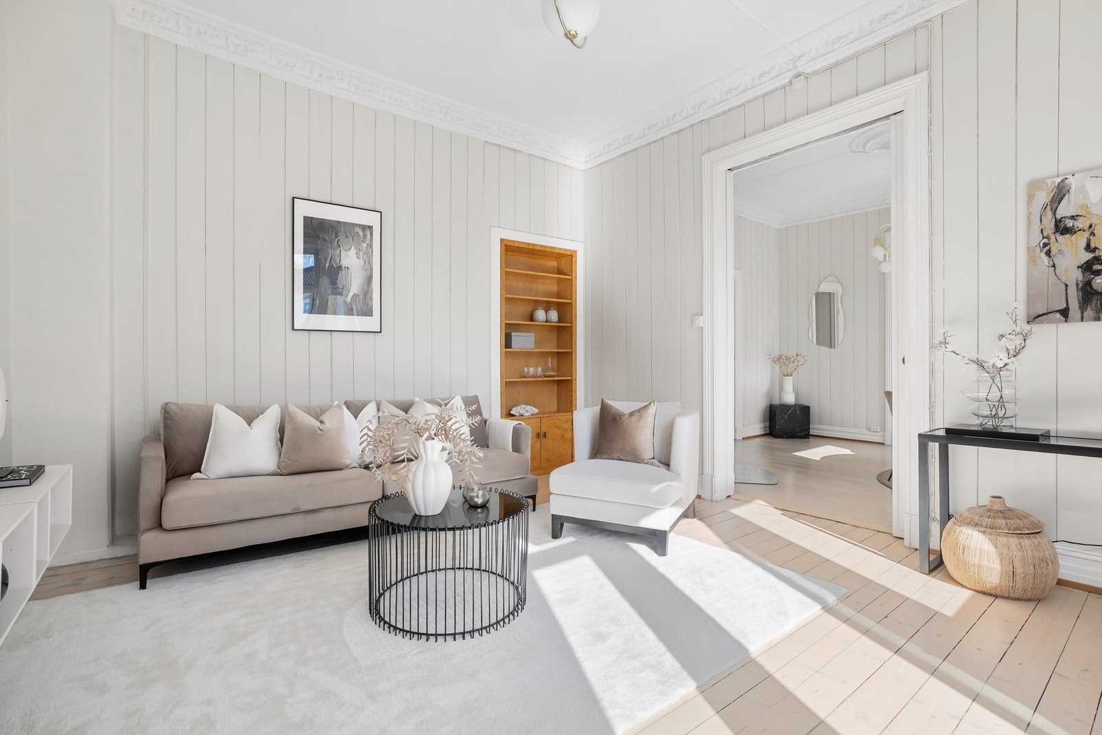 Leiligheten har rosetter og stukkatur i himling som gir leiligheten det klassisk særpreget. Galleribilde