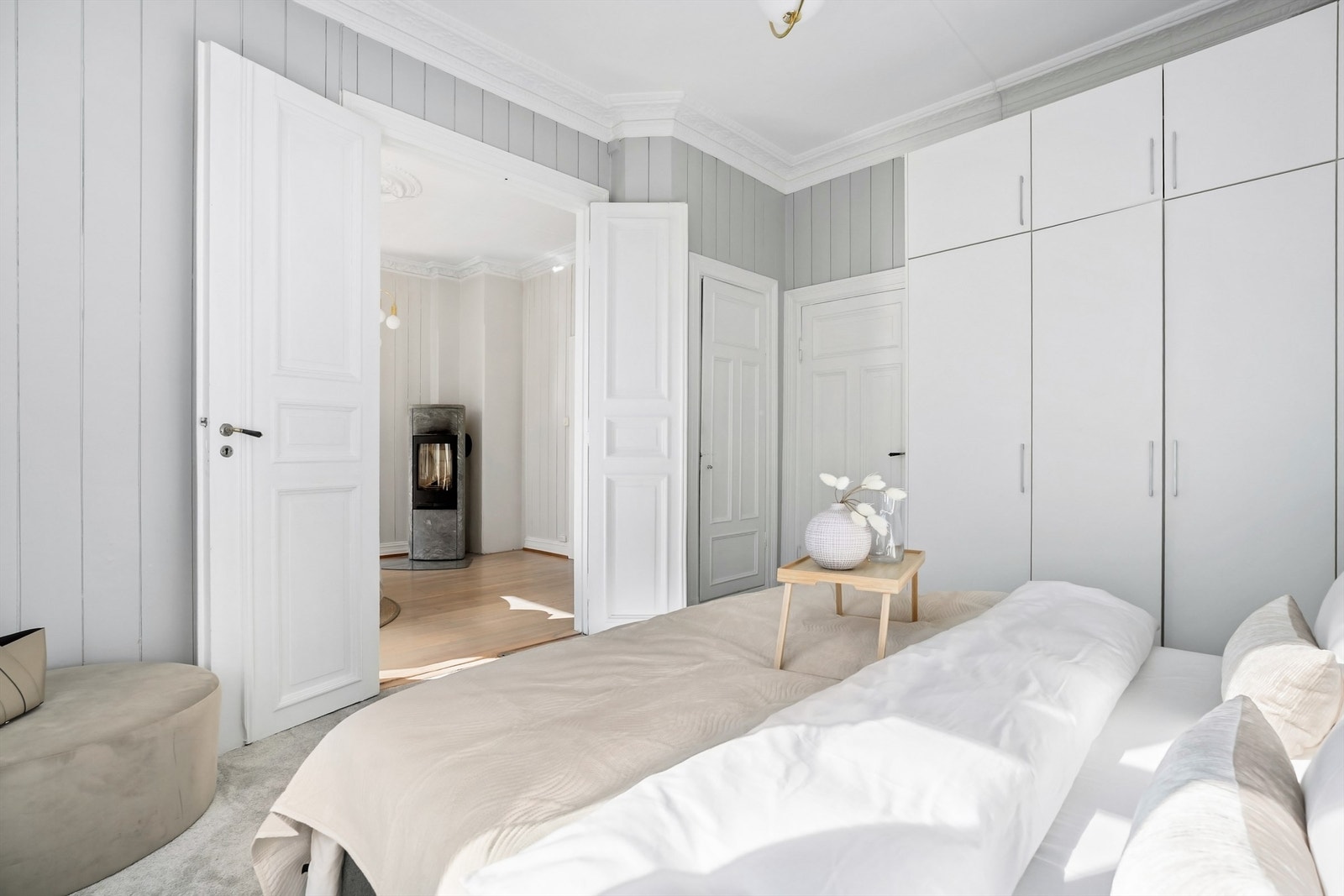 Her er det plass til stort garderobeskap, samt et plassbygget skap inne i vegg. Galleribilde