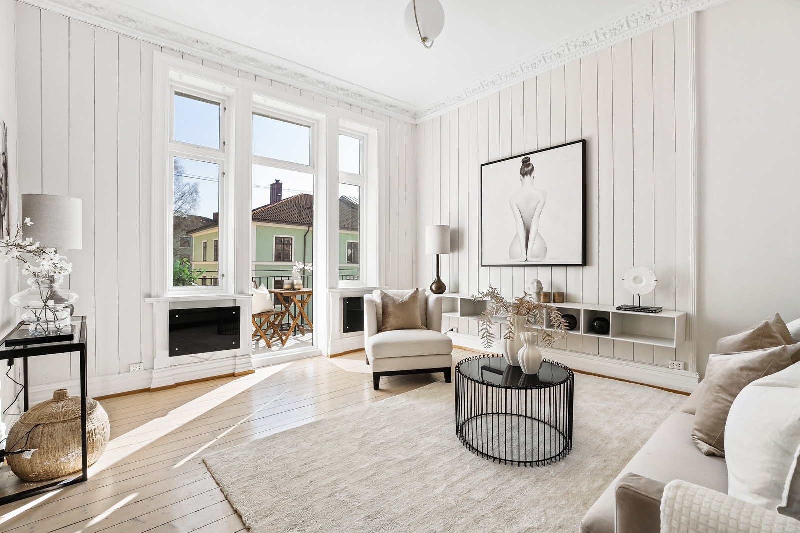 Leiligheten har en gjennomgående planløsning med et romslig oppholdsrom med god plass til spisegruppe, daglig stue med utgang til balkong, to soverom, separat kjøkken, baderom og romslig entre. Galleribilde