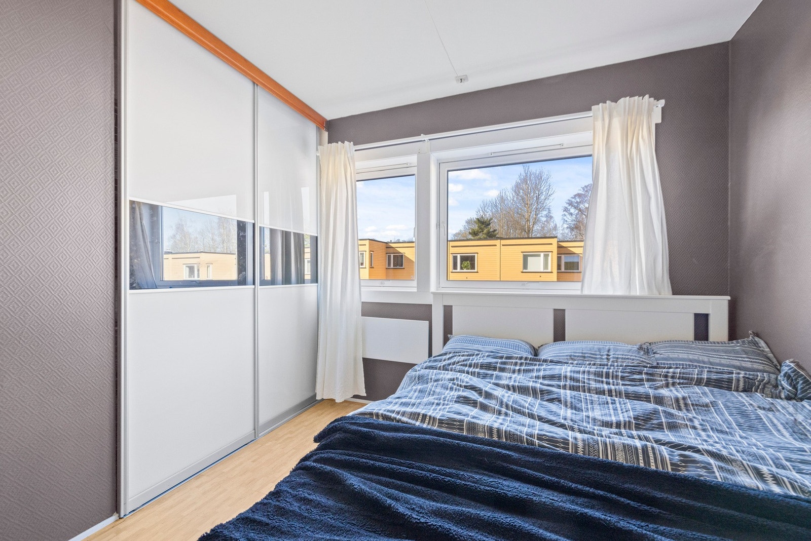 Det er også integrert skyvedørsgarderobe på rommet i dag. Galleribilde