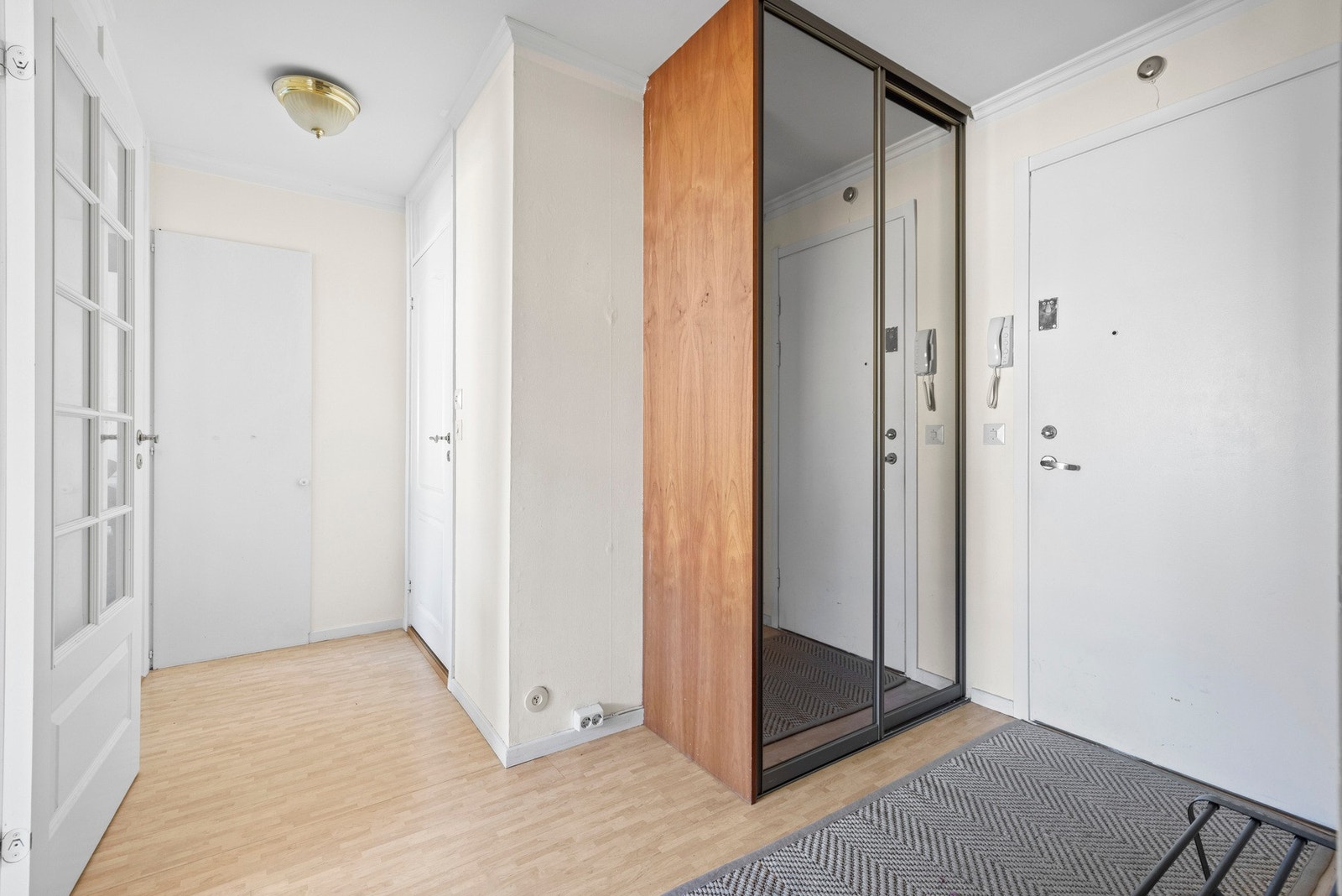 Romslig entré med plass til garderobeskap og skostativ for oppbevaring av yttertøy. Galleribilde