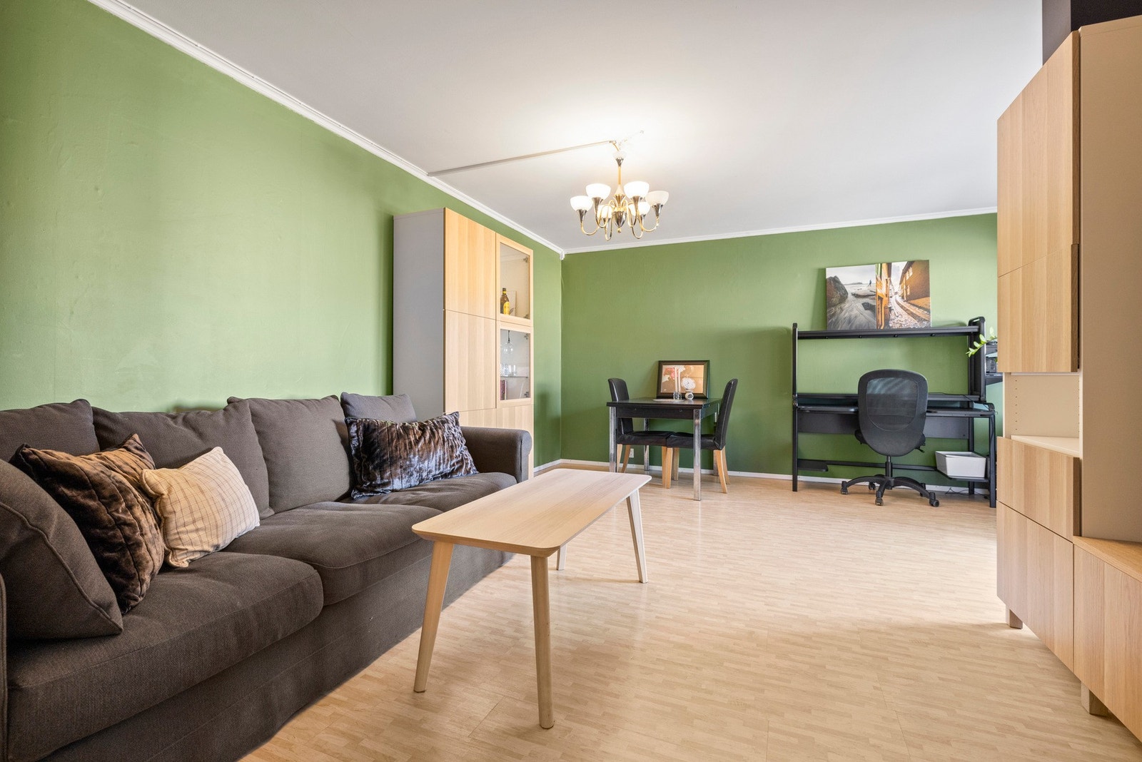 Stuen er av god størrelse, her har du naturlig soner med plass til både sittegruppe og spisegruppe. Galleribilde