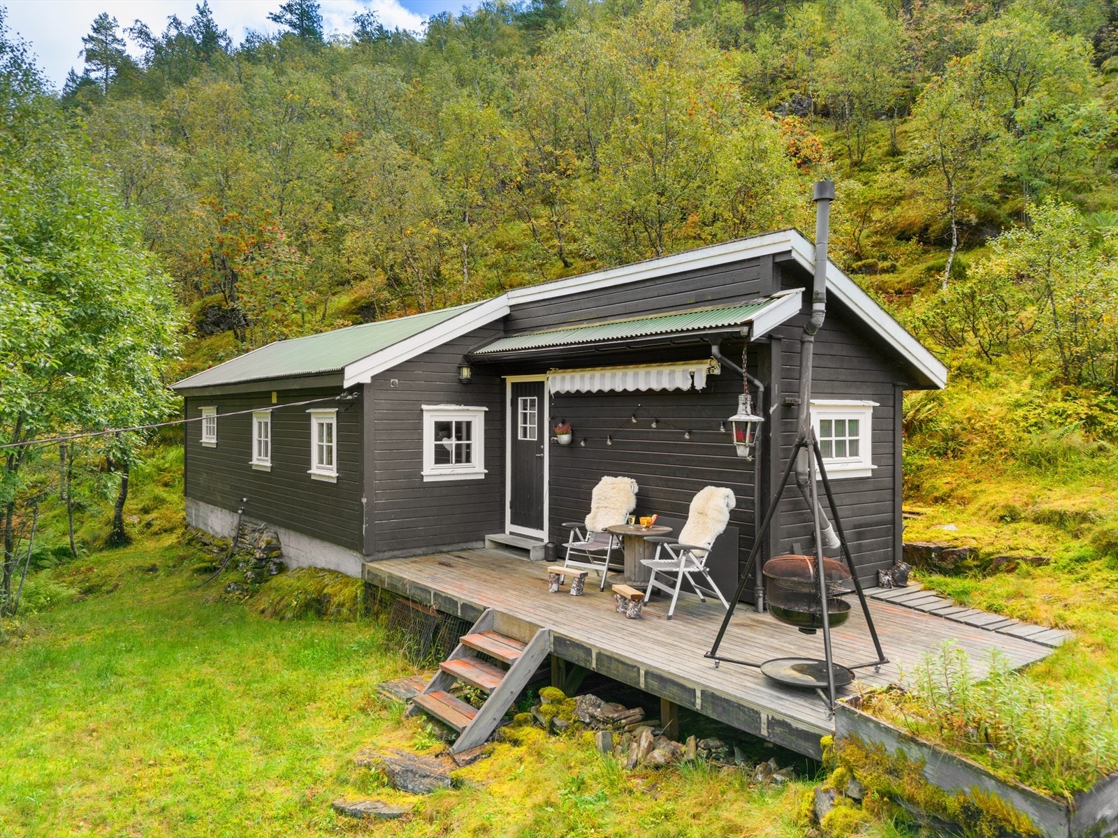 En koselig hytte i fine omgivelser på Kvamskogen. Galleribilde