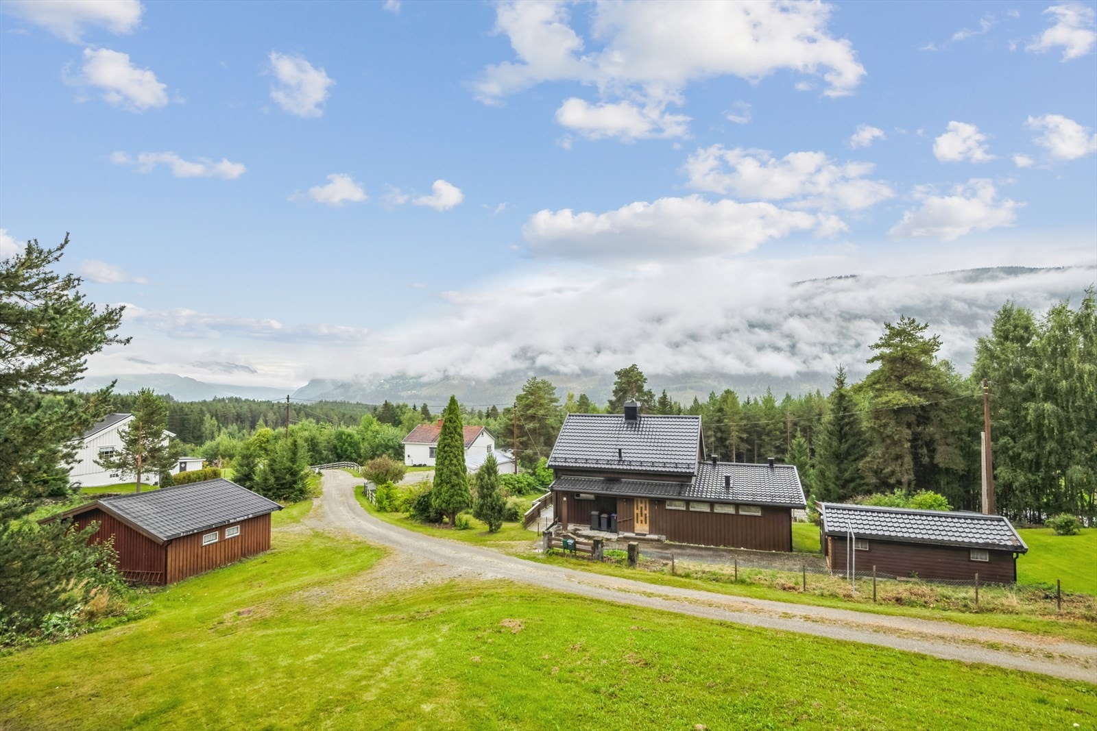 Eiendommen ligger rett i utkanten av Gunstadskogen med gangavstand til Ringebu sentrum. Galleribilde