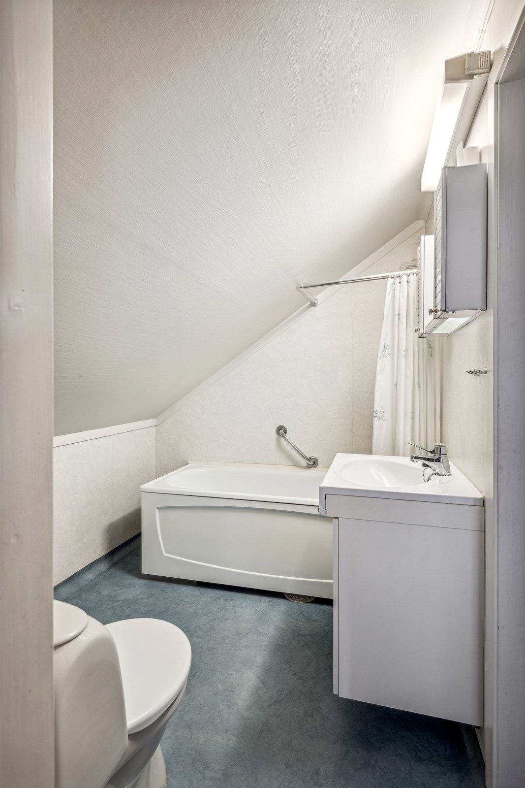 Det er også et bad i loftsetasjen med badekar. Galleribilde
