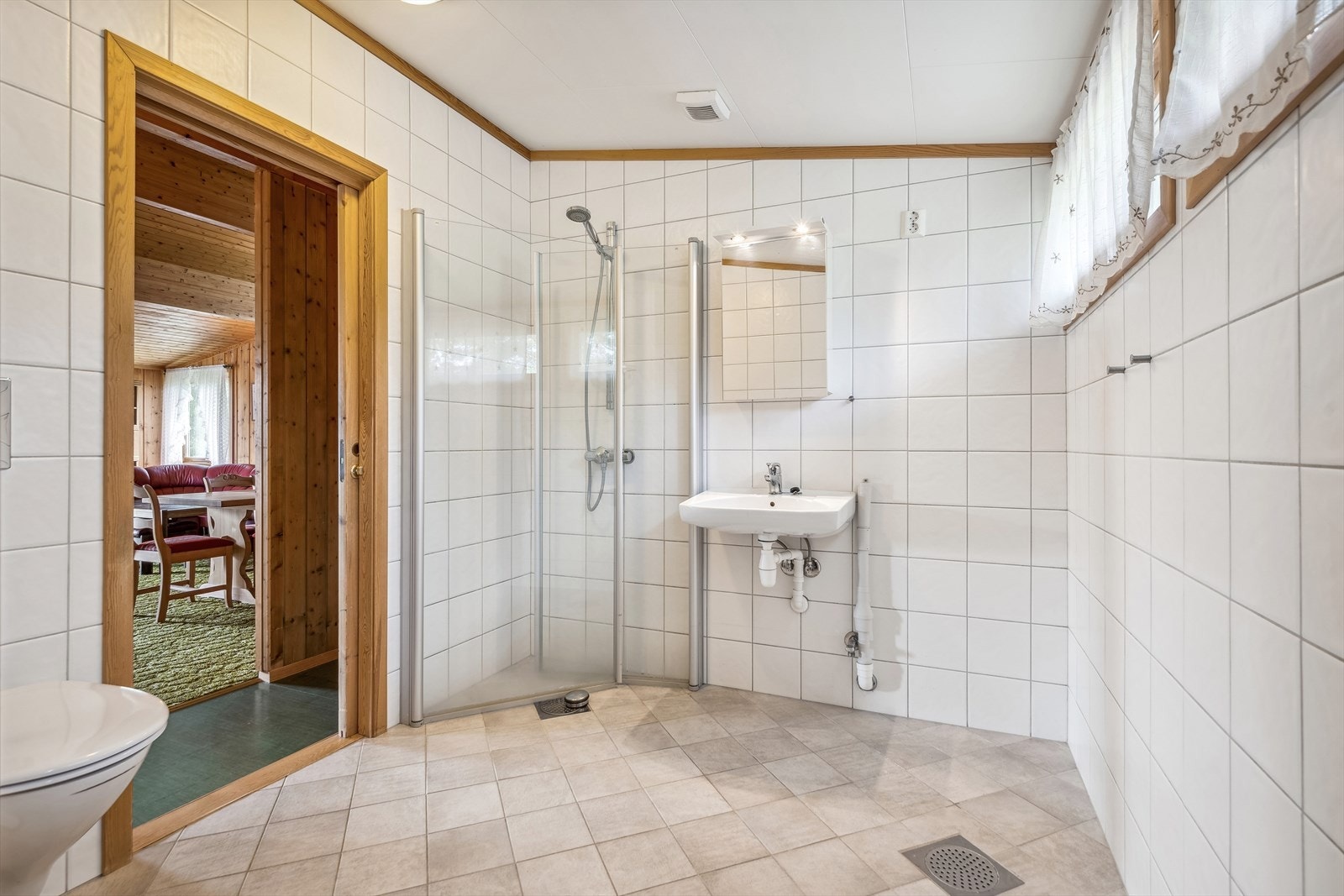 Badet i hovedetasjen er stort og praktisk, med opplegg for vaskemaskin. Galleribilde