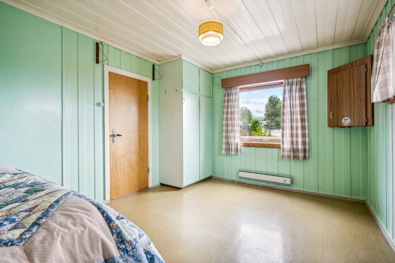 To av soverommene ligger i hovedetasjen. Galleribilde