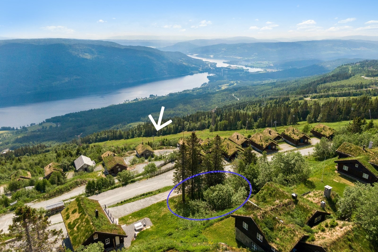 Tomten er på 1070,6 kvm og har en praktfull utsikt over Krøderfjorden, ski inn og ut alpinbakken (med pil) Galleribilde