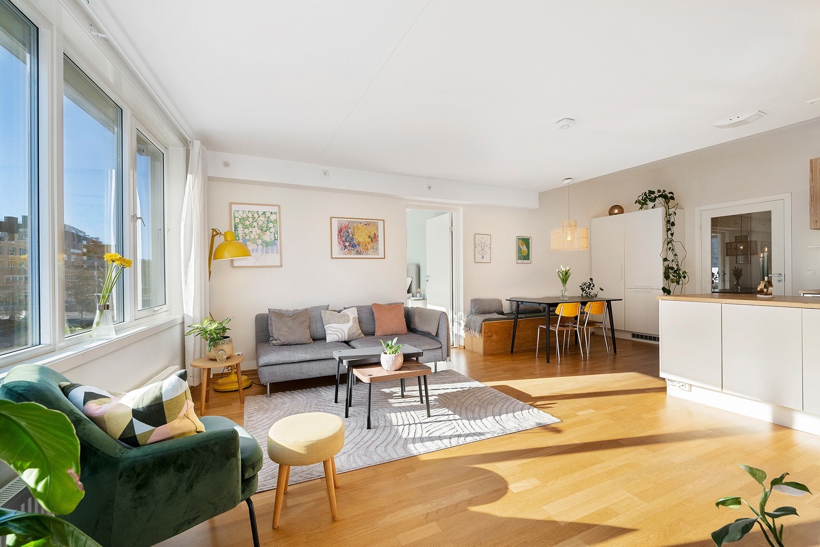 Fin plass til både sofa og spisebord Galleribilde