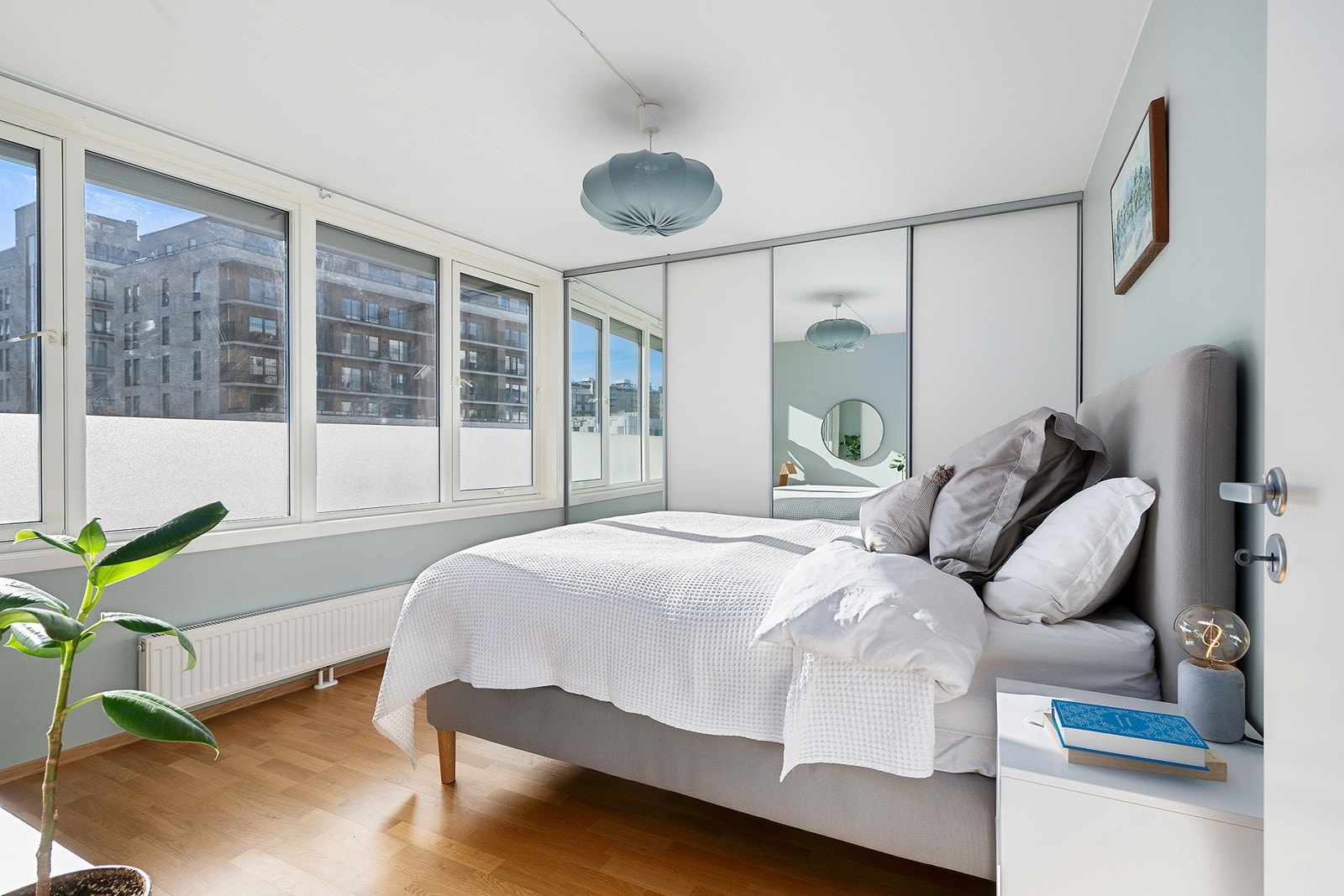 Hovedsoverom med skyvedørsgarderobe Galleribilde