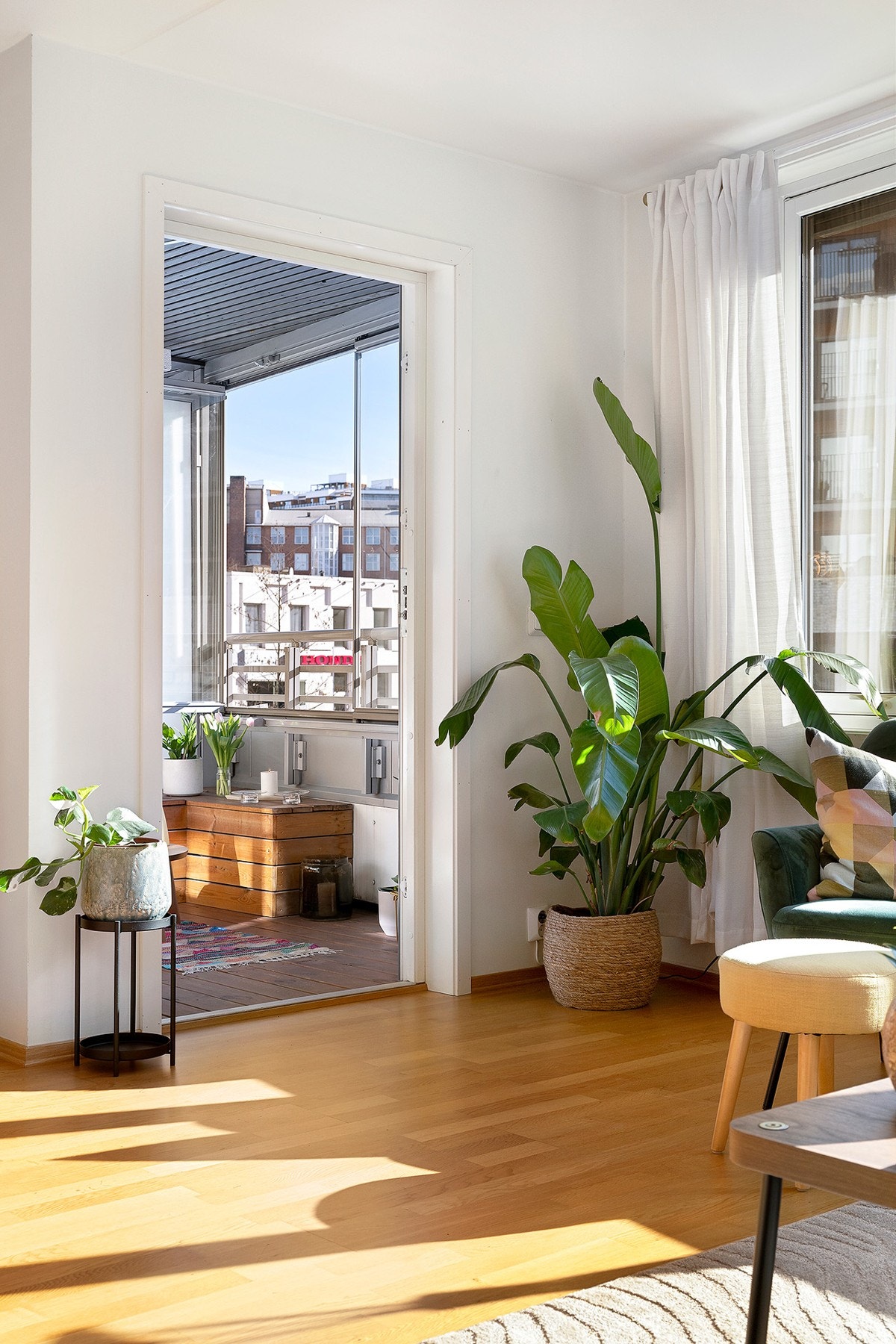 Utgang fra stuen til innglasset balkong Galleribilde