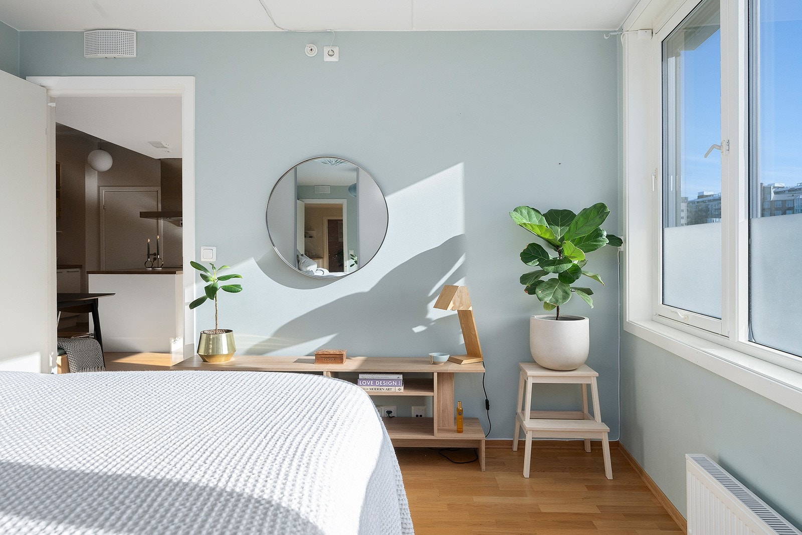 Fin plass til dobbeltseng på hovedsoverom Galleribilde